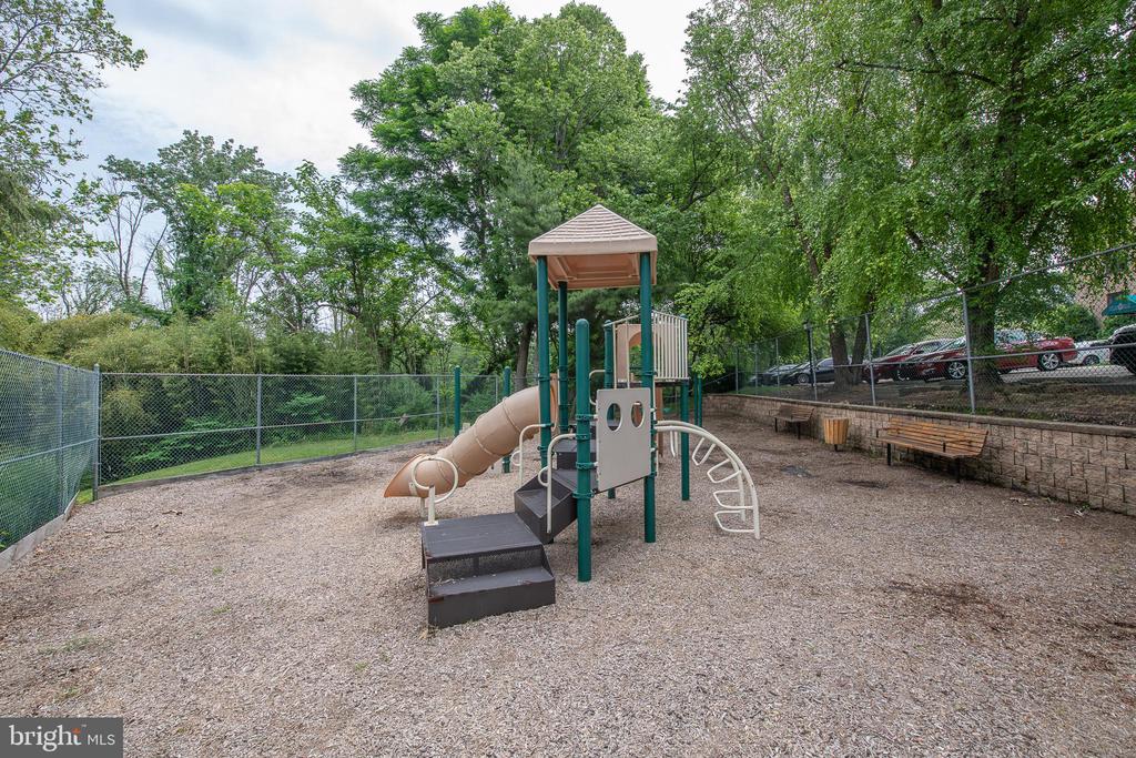 1640 OAKWOOD DRIVE Unit: W-216