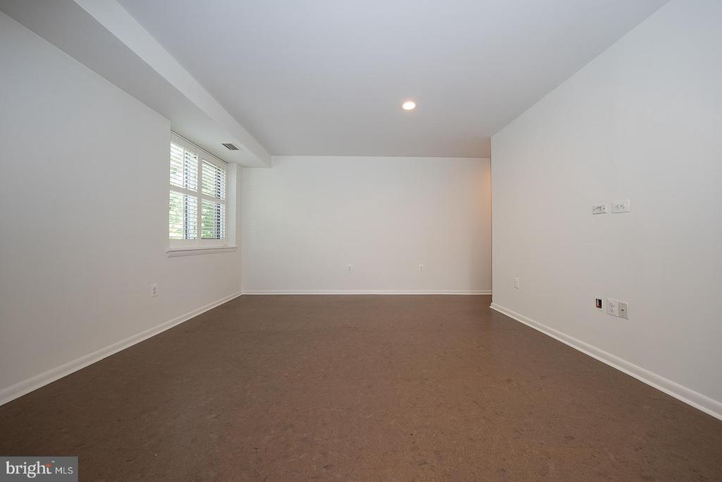 1640 OAKWOOD DRIVE Unit: W-216