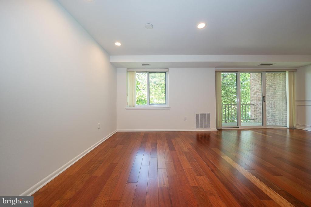1640 OAKWOOD DRIVE Unit: W-216