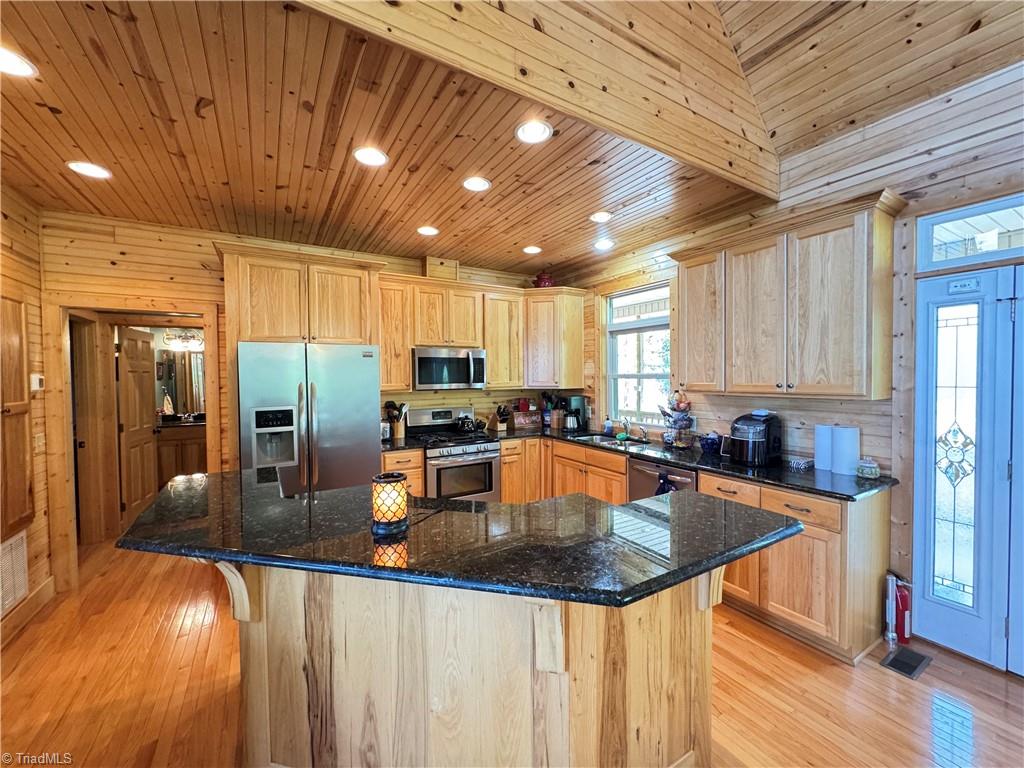 658 Green Point Lane