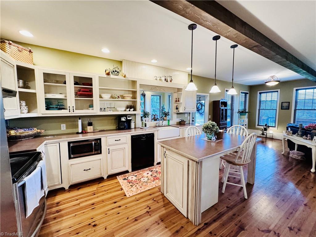 7422 Wilkes Yadkin Road