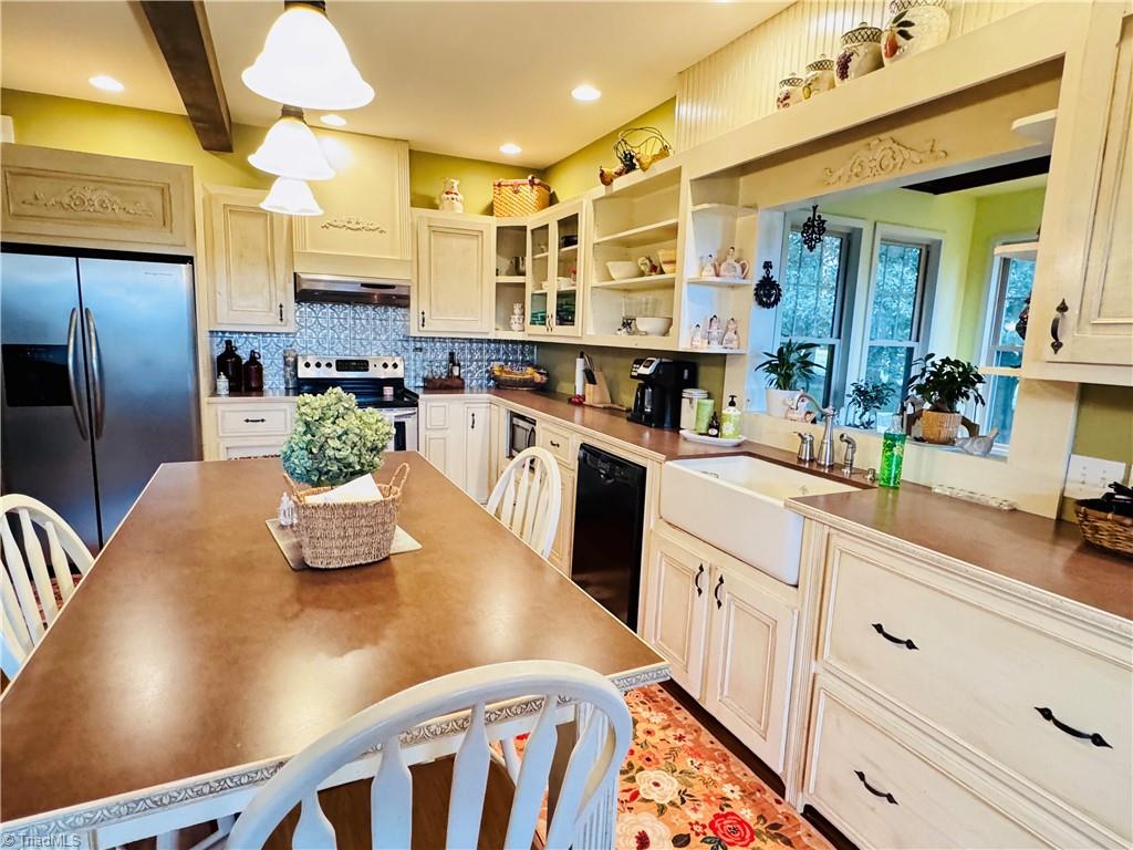 7422 Wilkes Yadkin Road