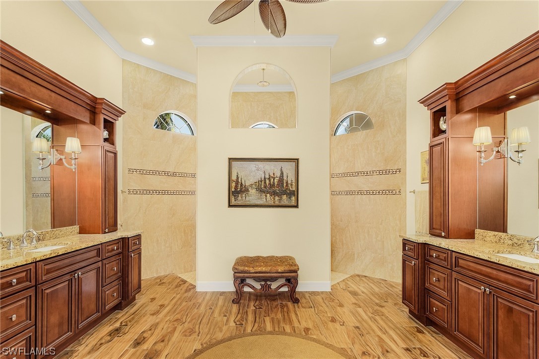 1036 Dolphin DR