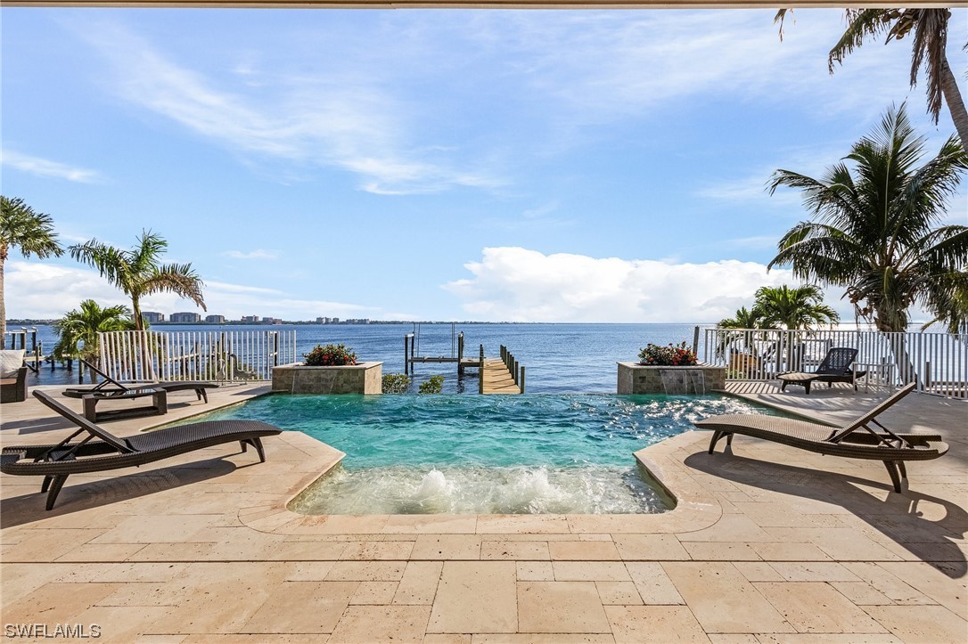 1036 Dolphin DR