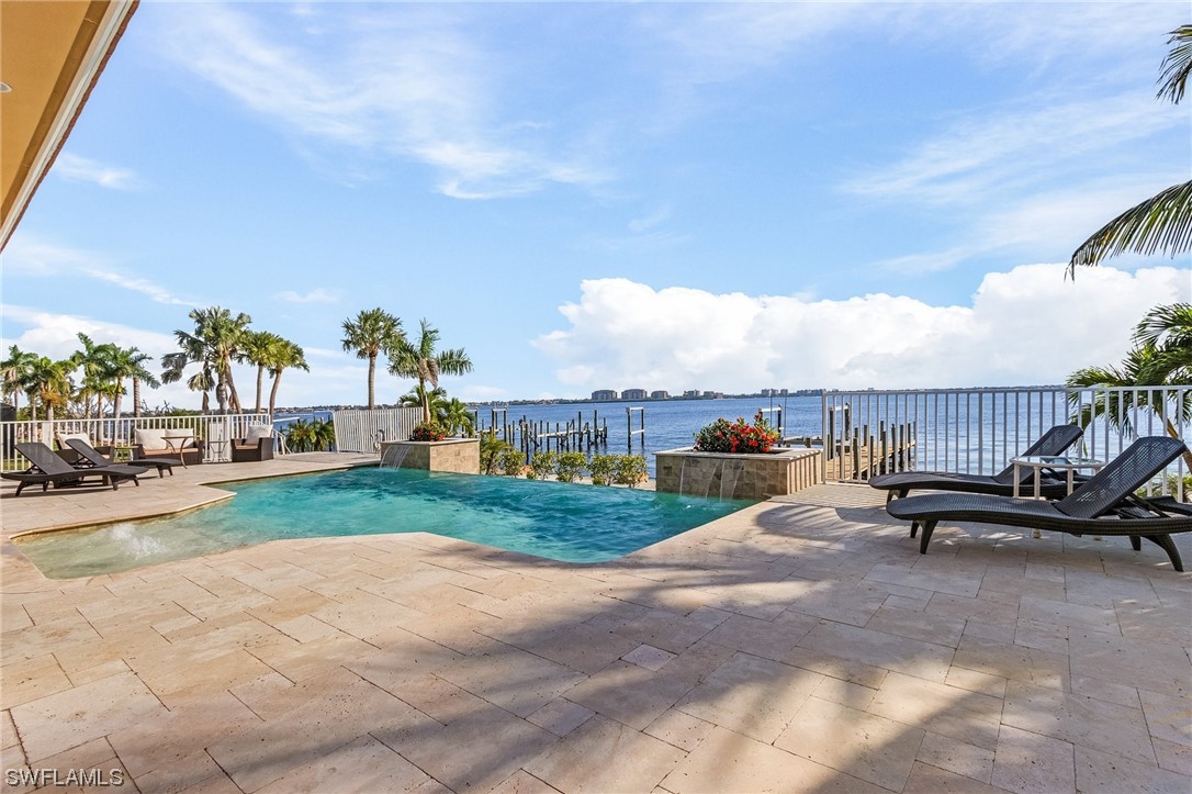 1036 Dolphin DR