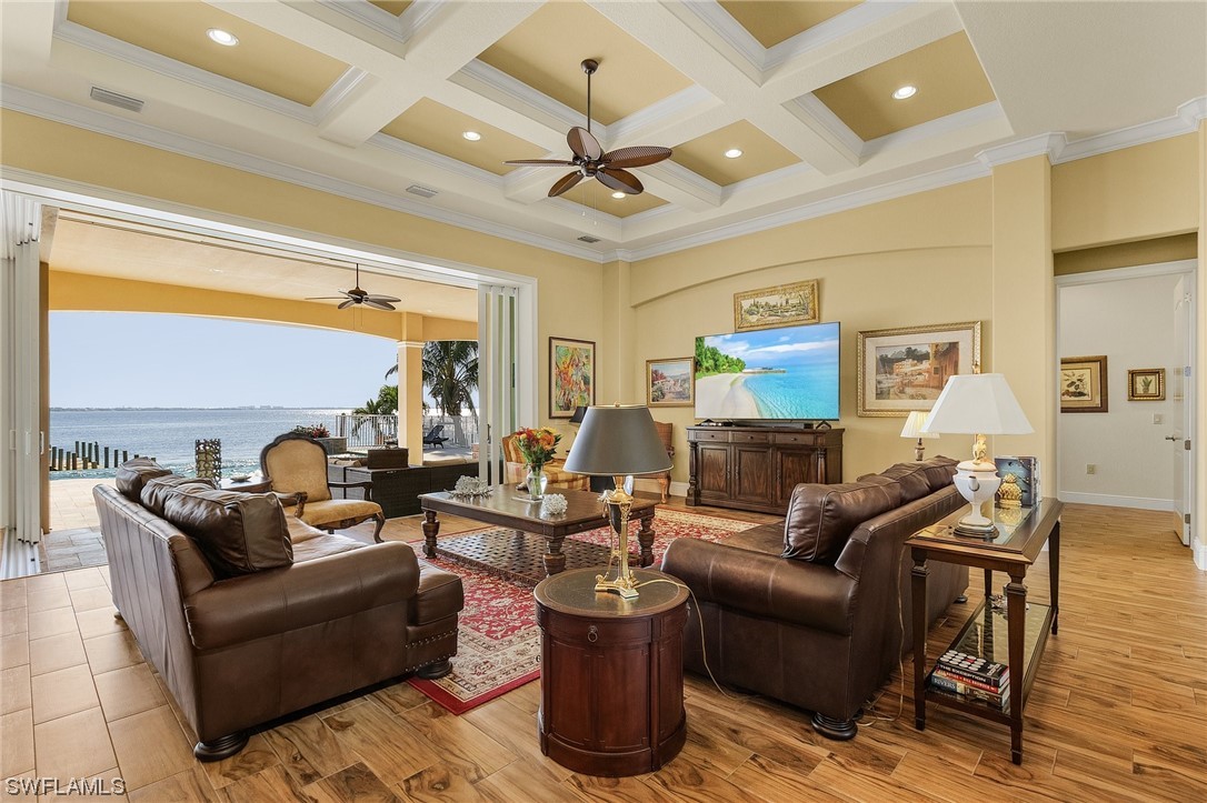 1036 Dolphin DR