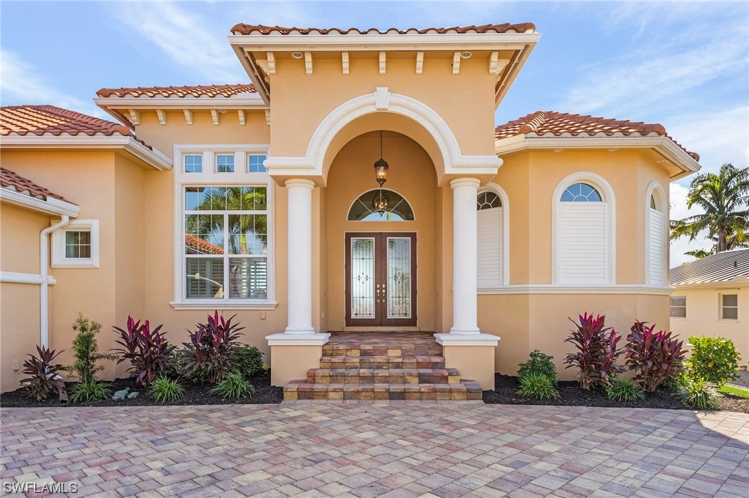 1036 Dolphin DR