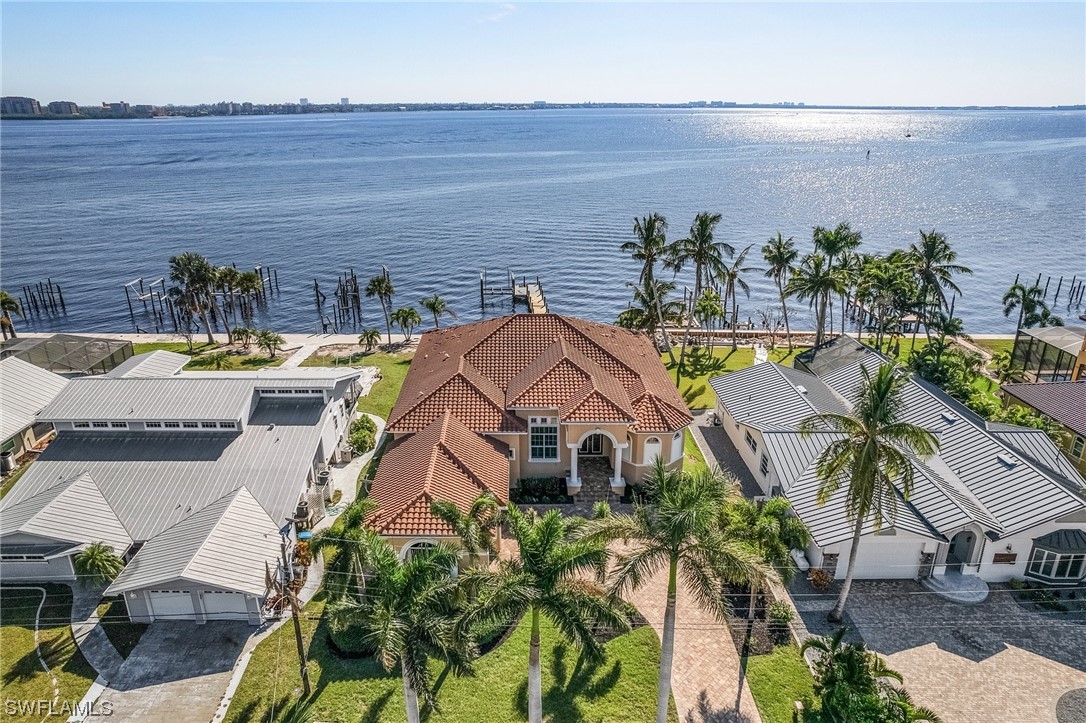 1036 Dolphin DR