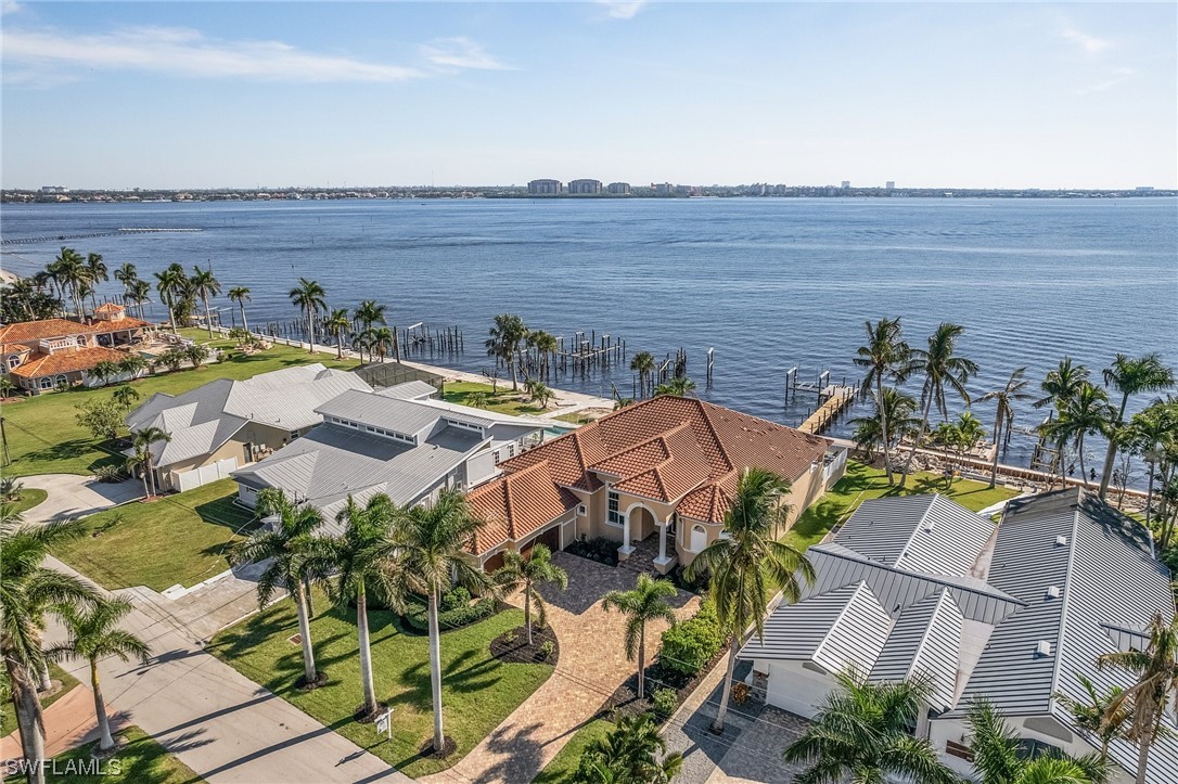 1036 Dolphin DR