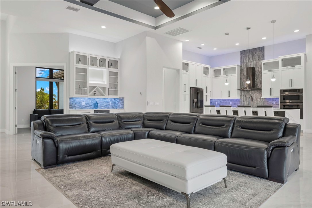 5015 Pelican BLVD