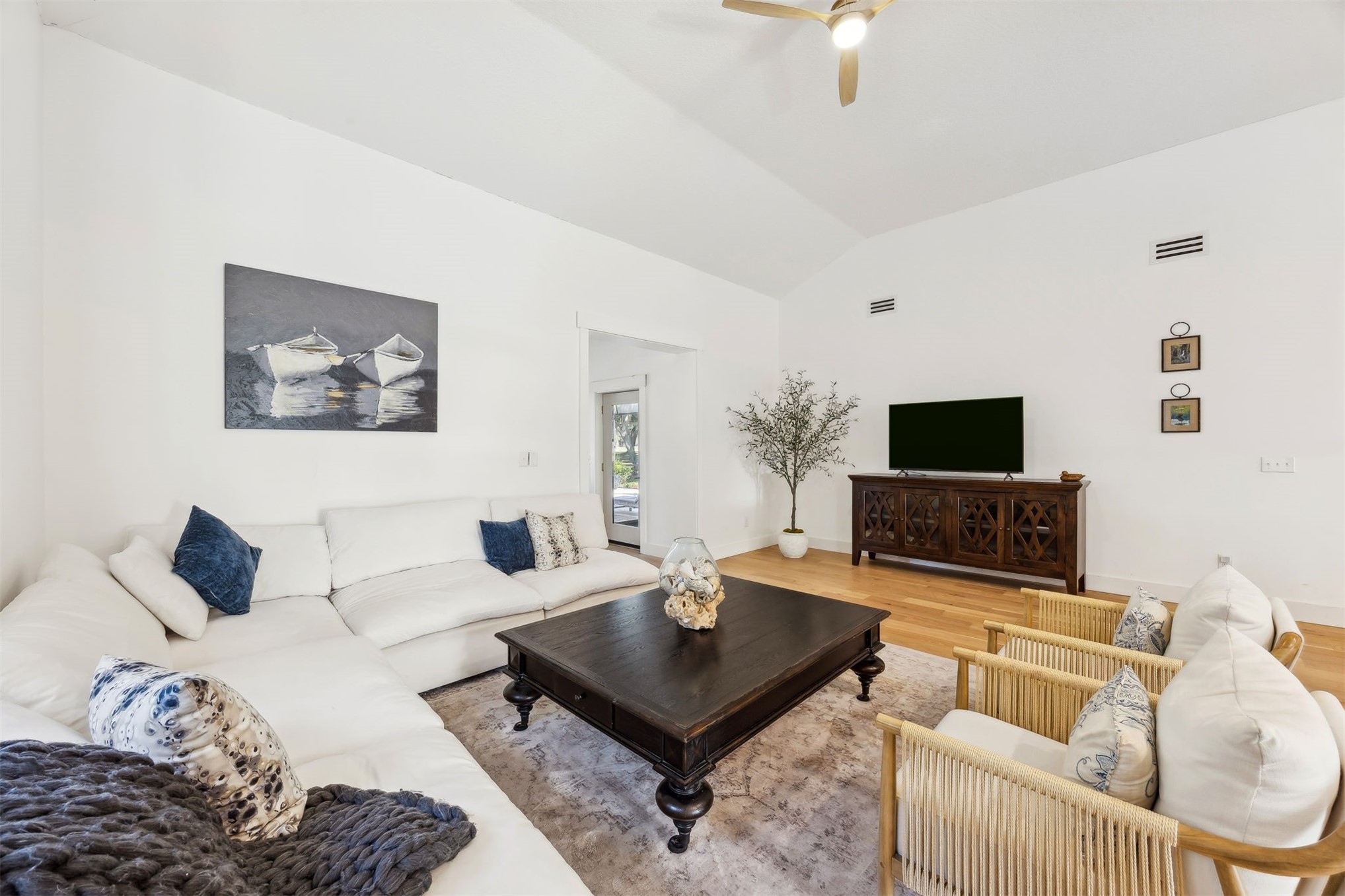 2415 LOS ROBLES
