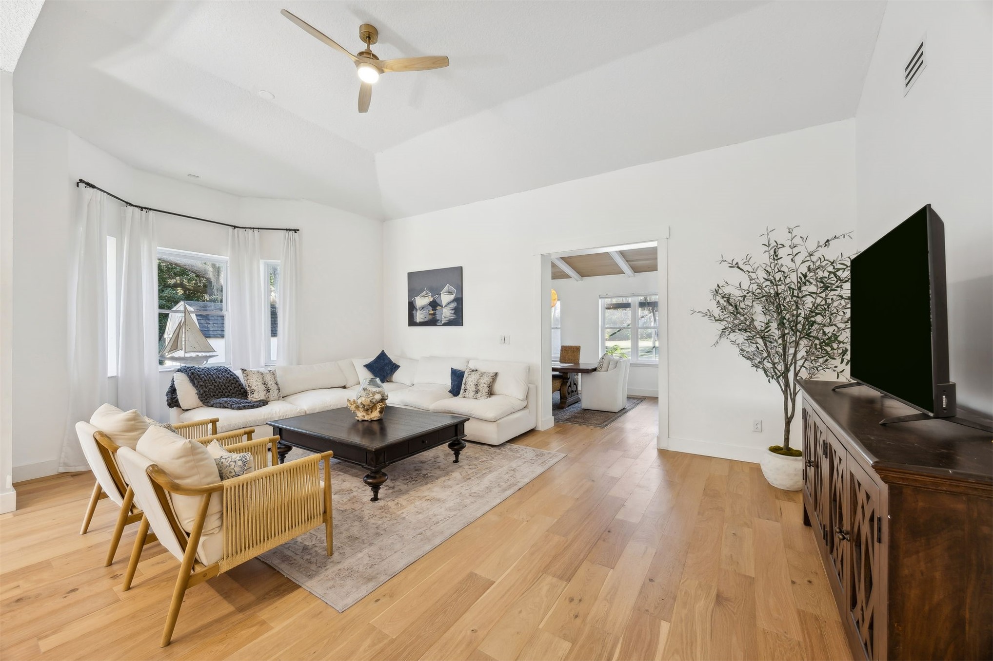 2415 LOS ROBLES