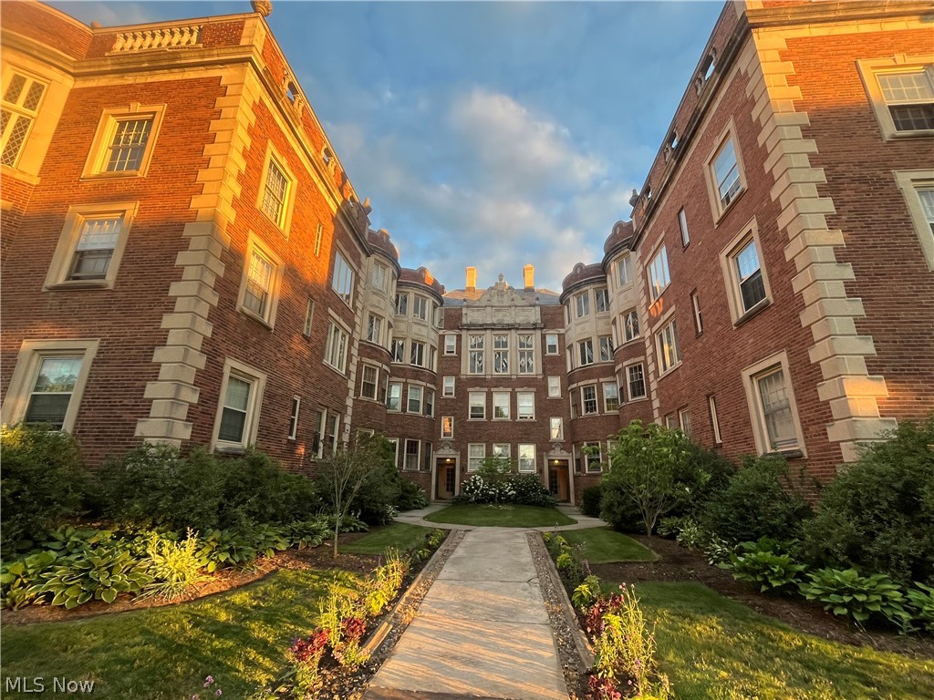 16300 Van Aken Boulevard 305C