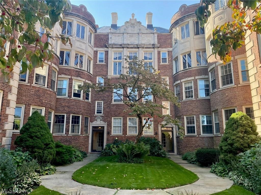 16300 Van Aken Boulevard 305C