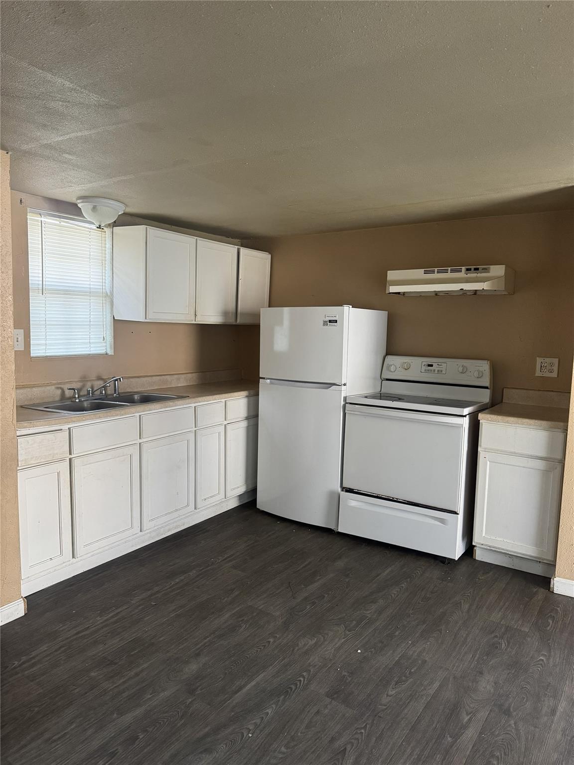 886 Queenswood