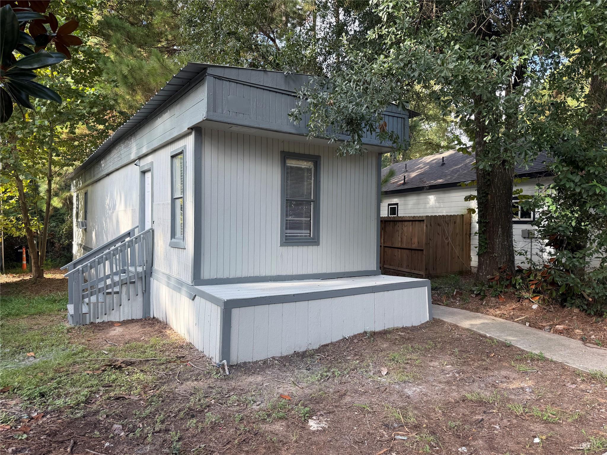 910 Queenswood