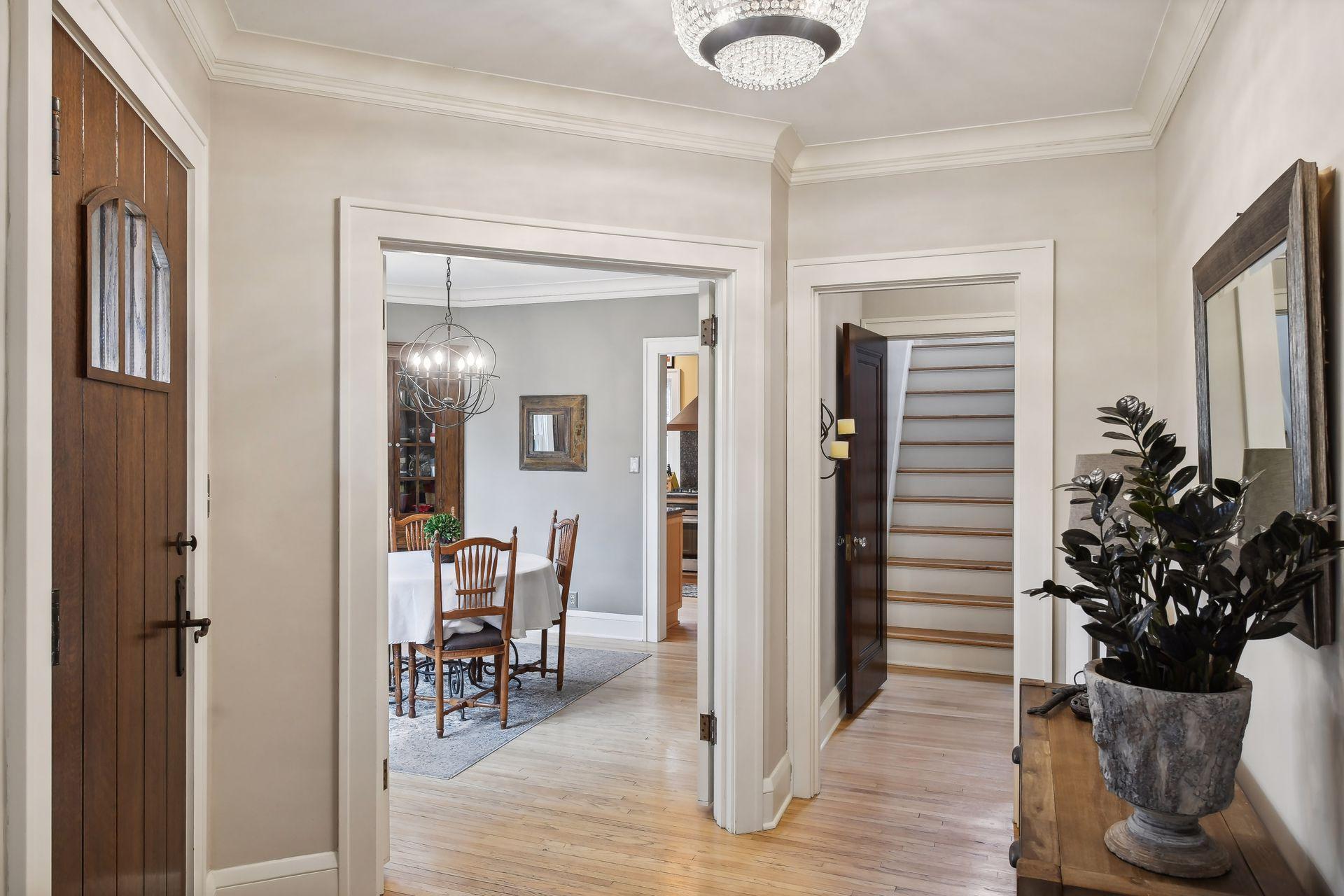 221 Elmwood Place W