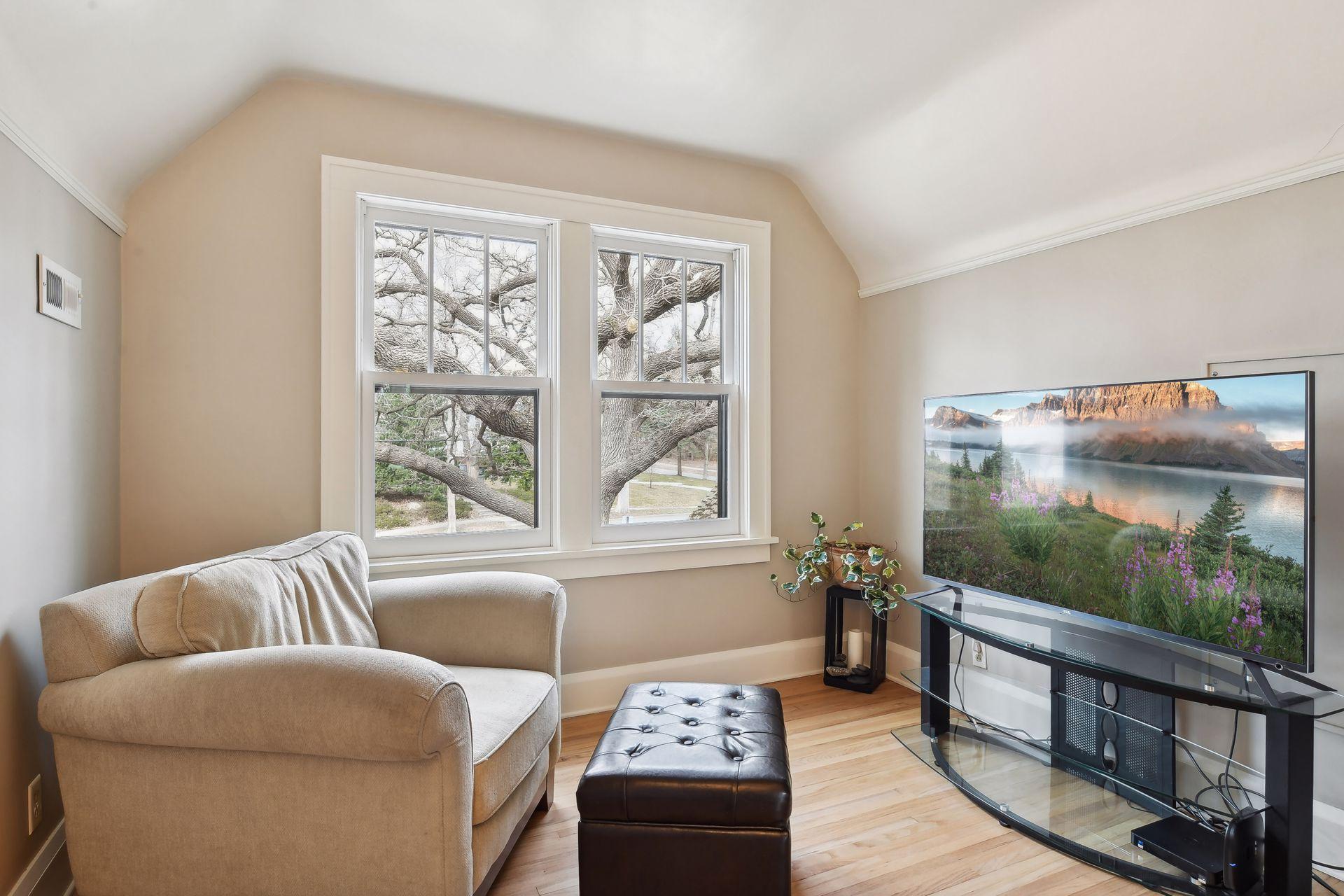 221 Elmwood Place W