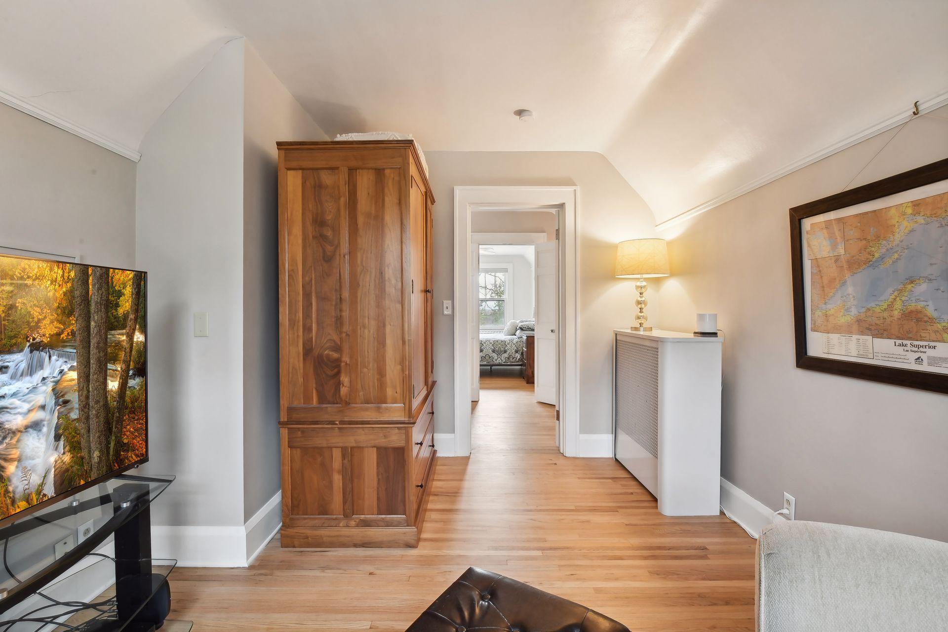 221 Elmwood Place W