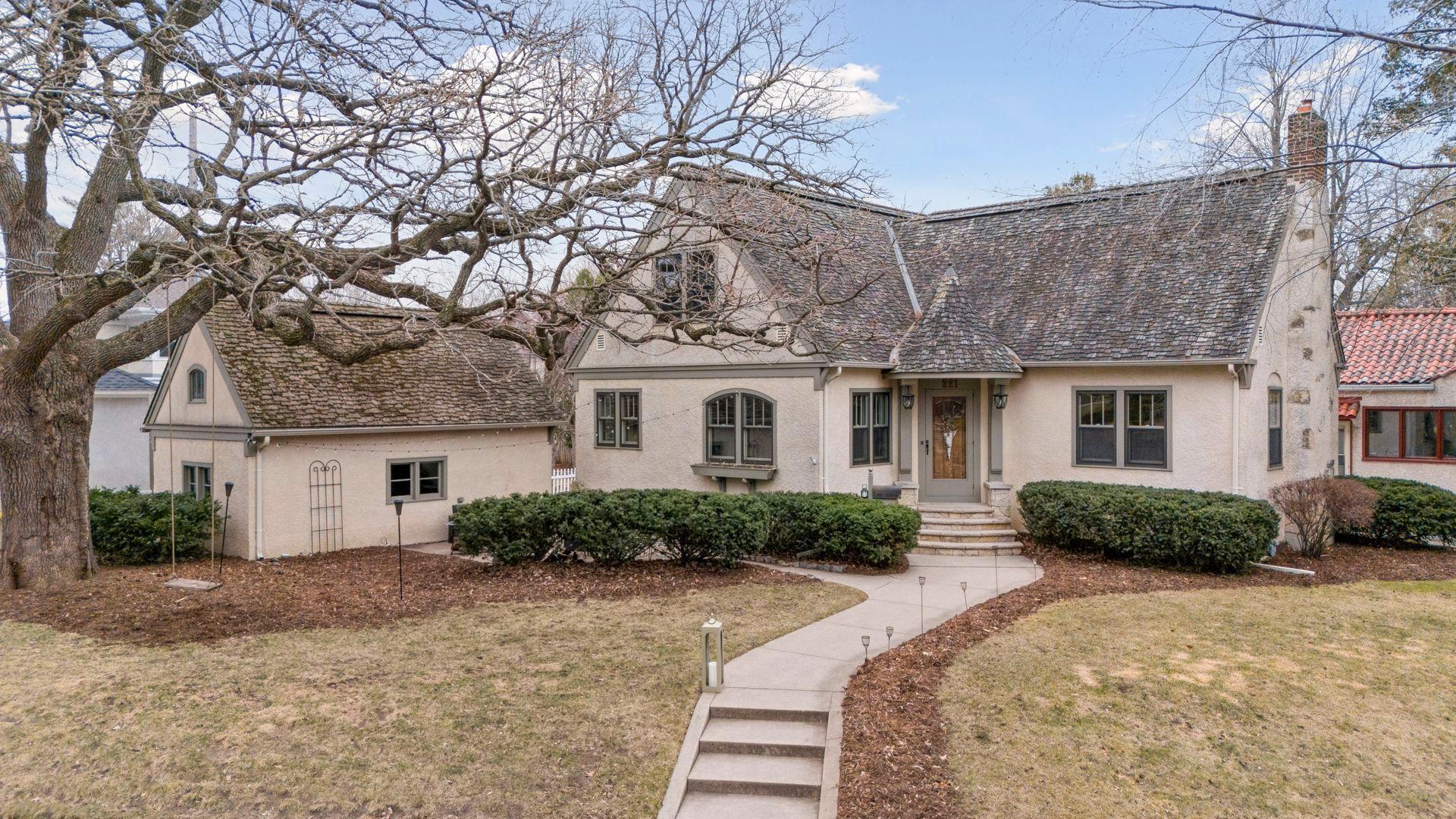 221 Elmwood Place W