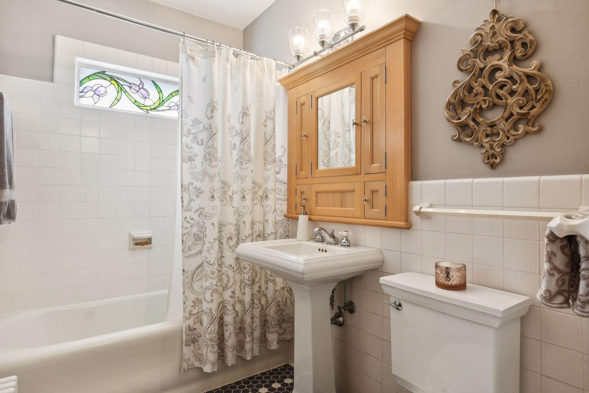 221 Elmwood Place W