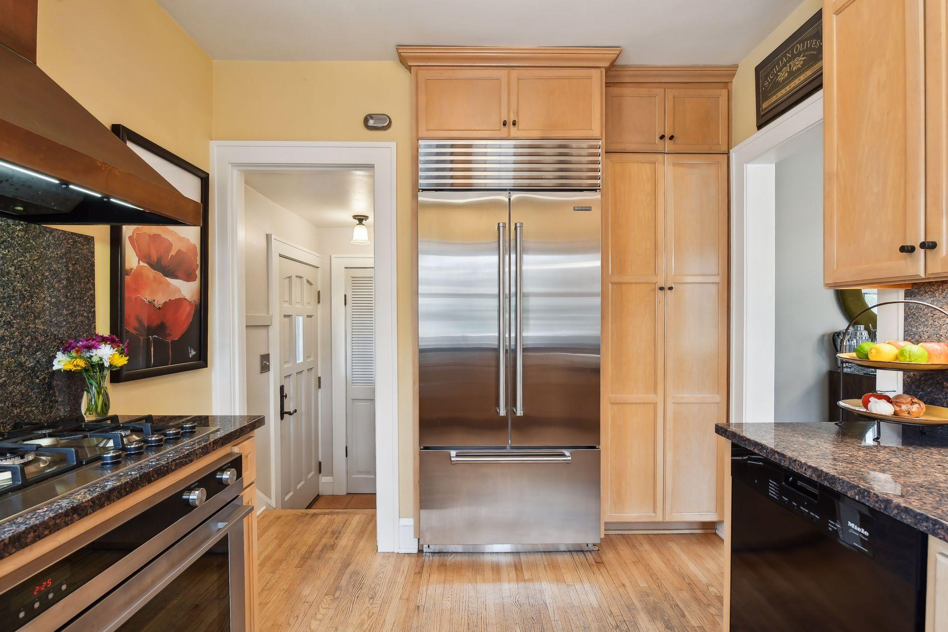 221 Elmwood Place W