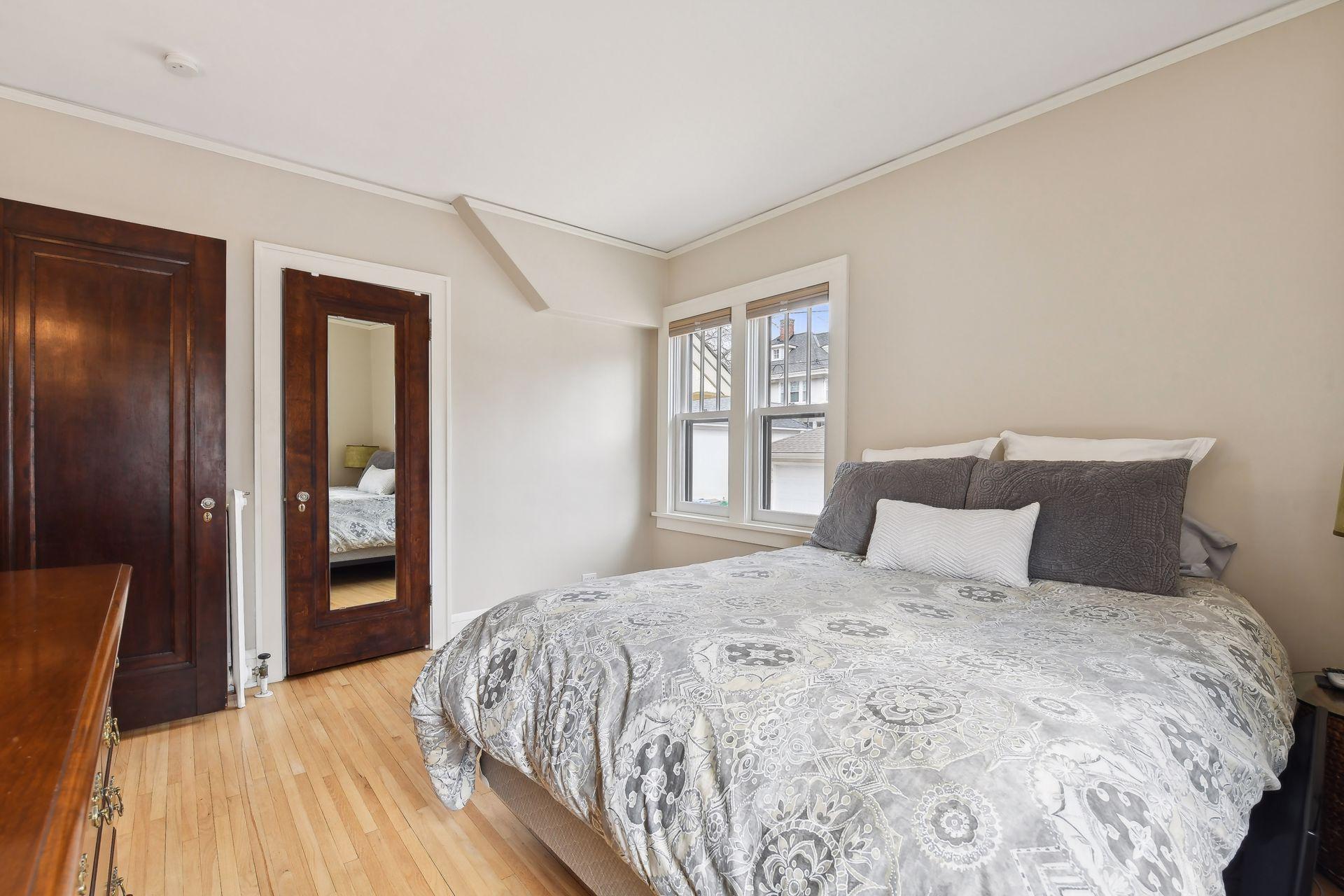 221 Elmwood Place W
