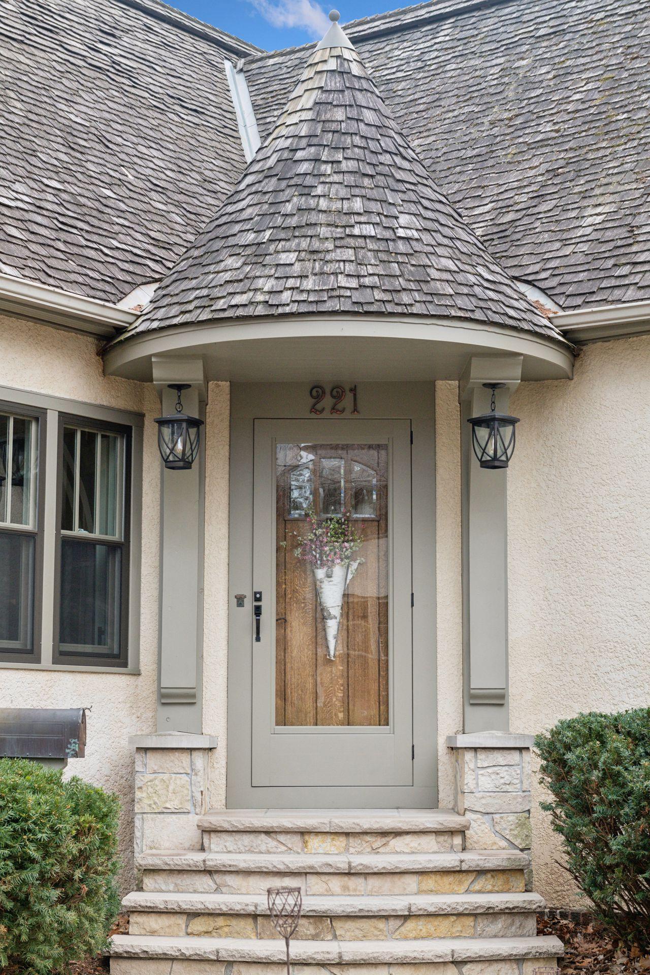 221 Elmwood Place W