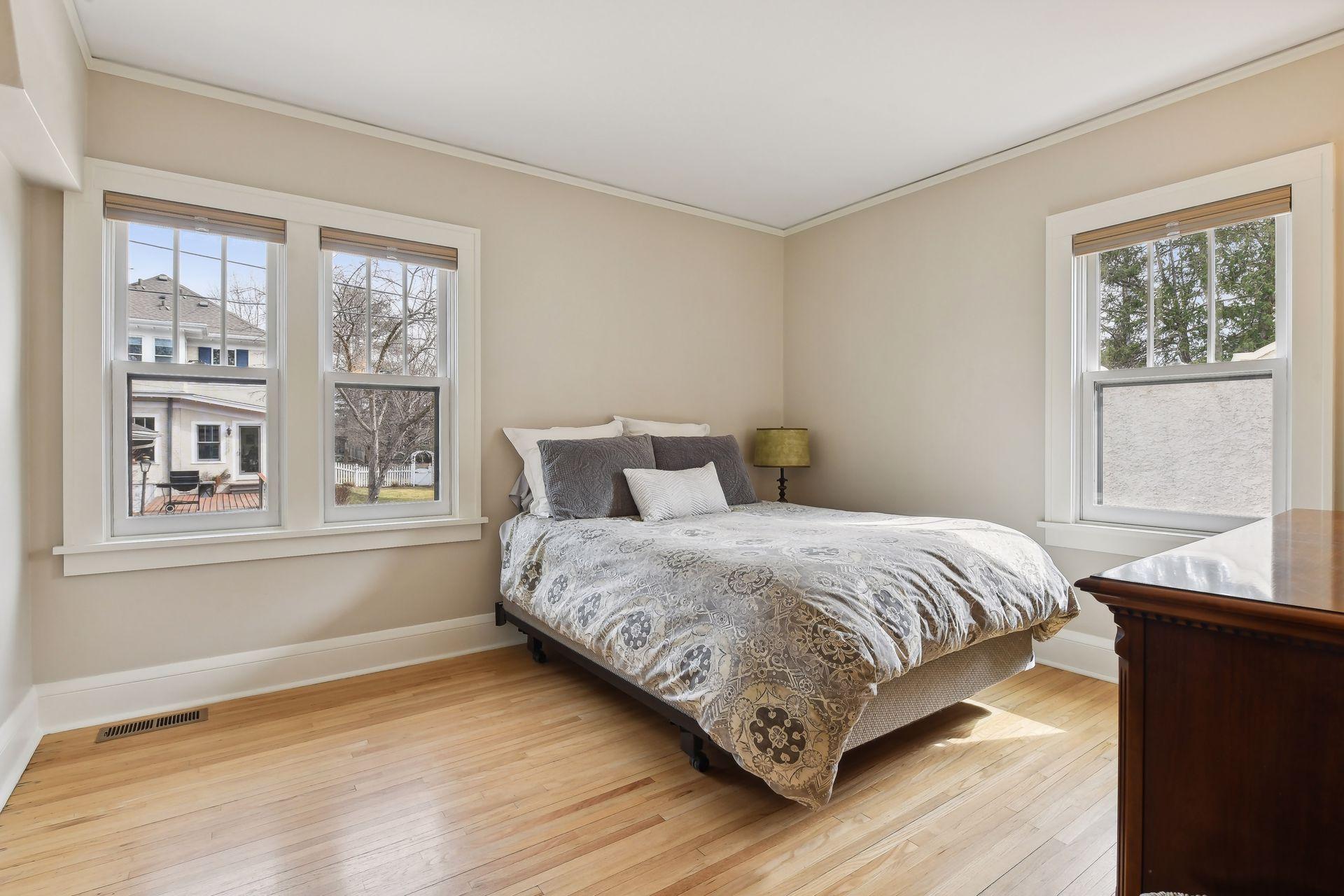 221 Elmwood Place W