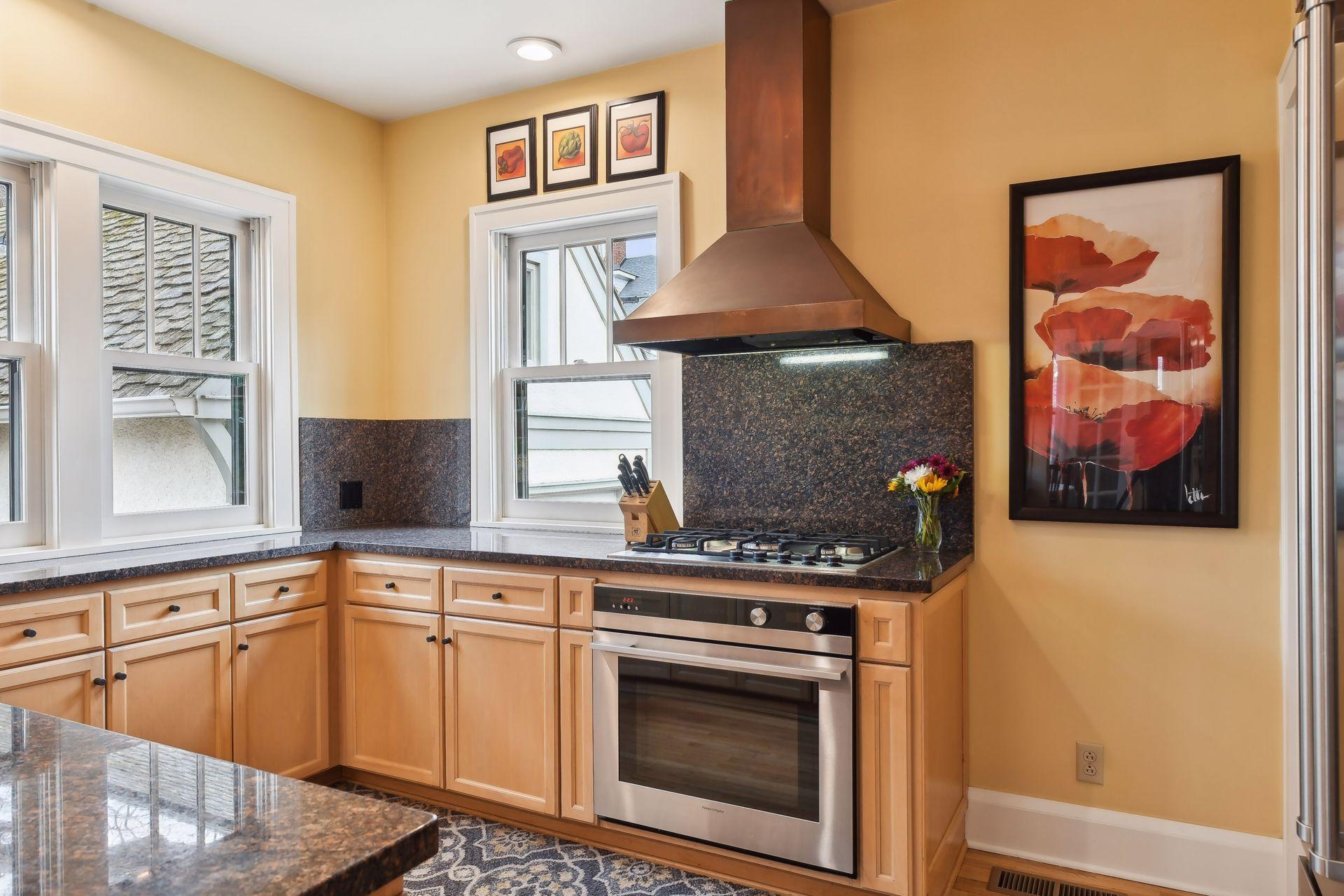 221 Elmwood Place W