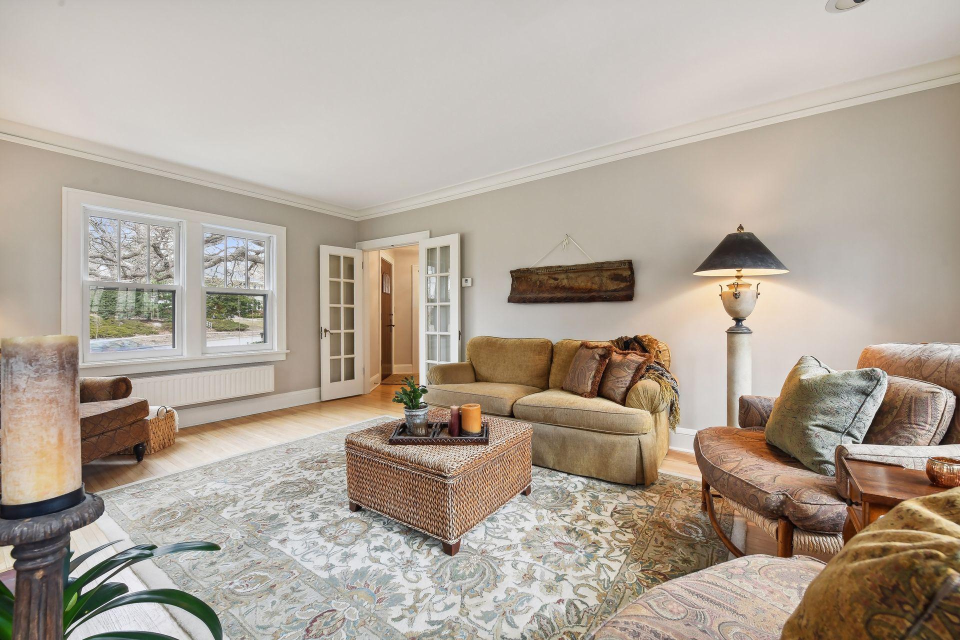 221 Elmwood Place W