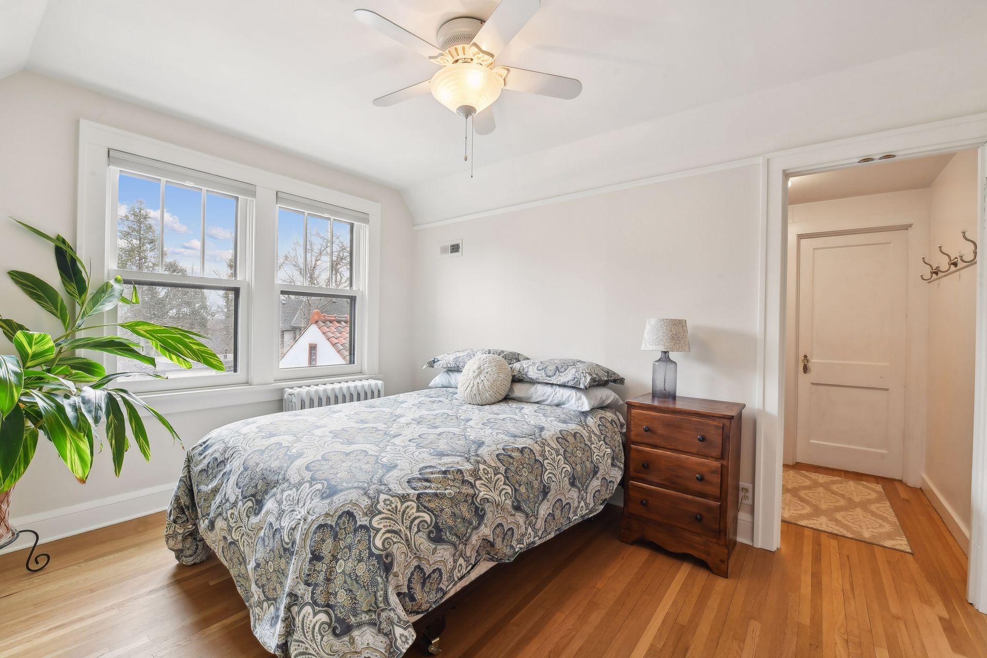 221 Elmwood Place W
