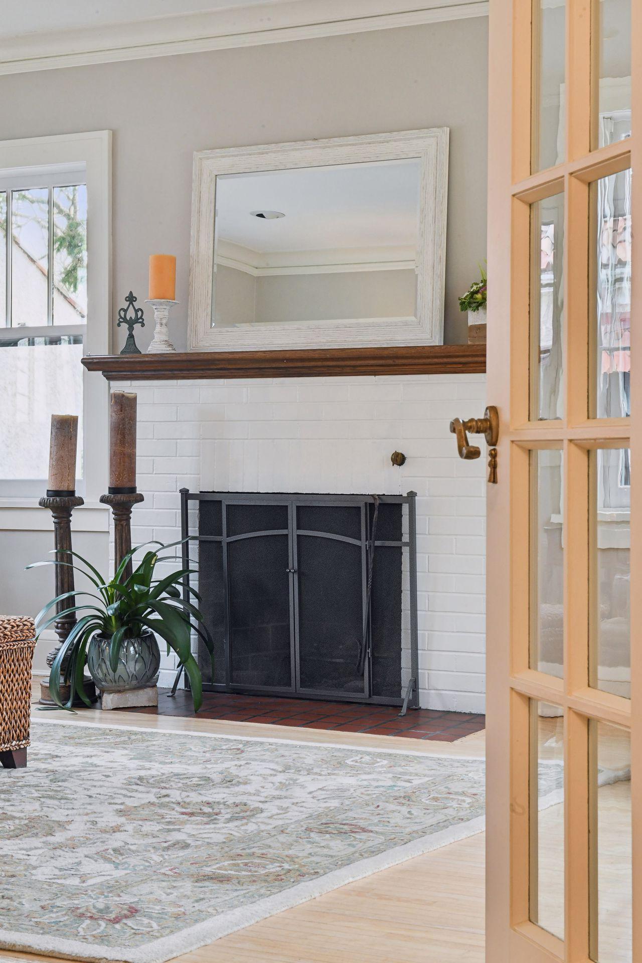 221 Elmwood Place W