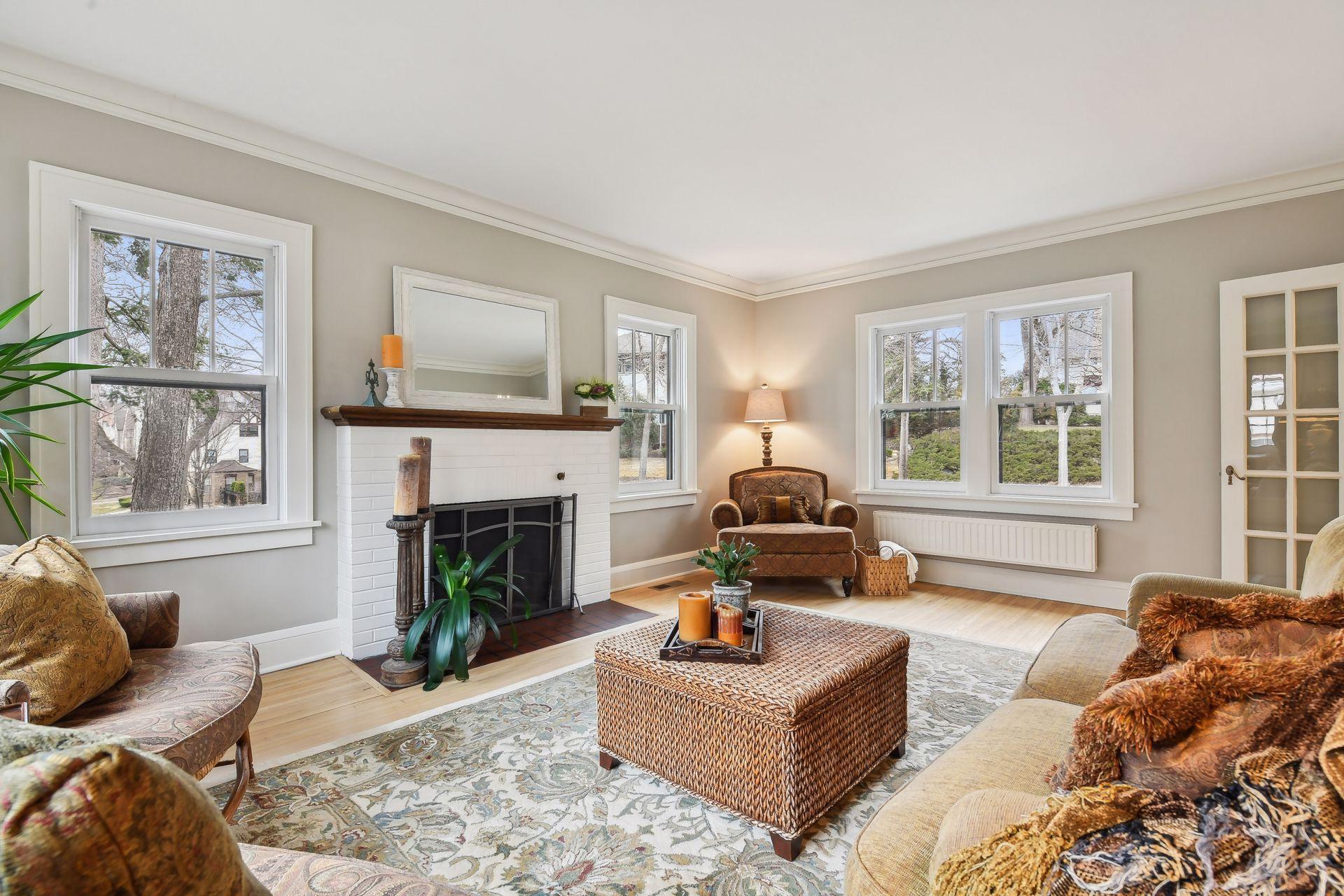 221 Elmwood Place W