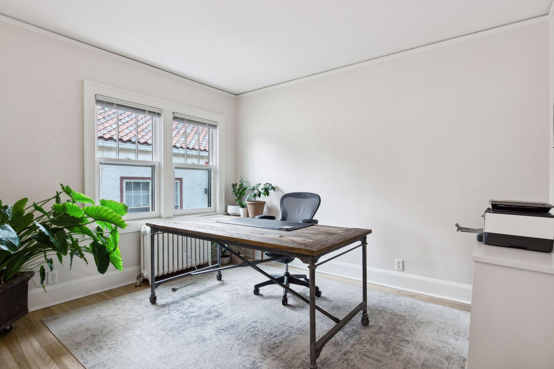 221 Elmwood Place W