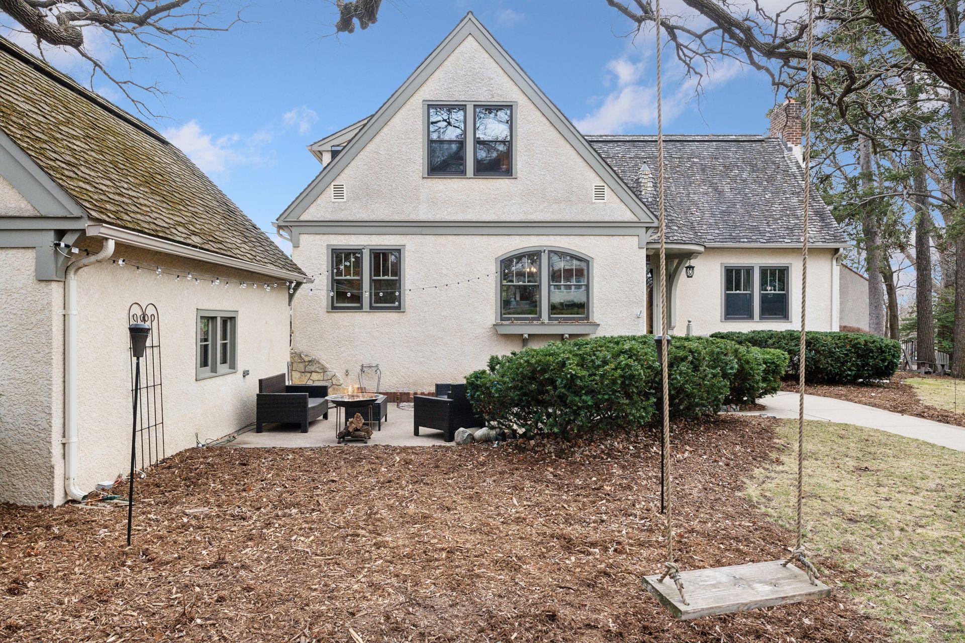 221 Elmwood Place W