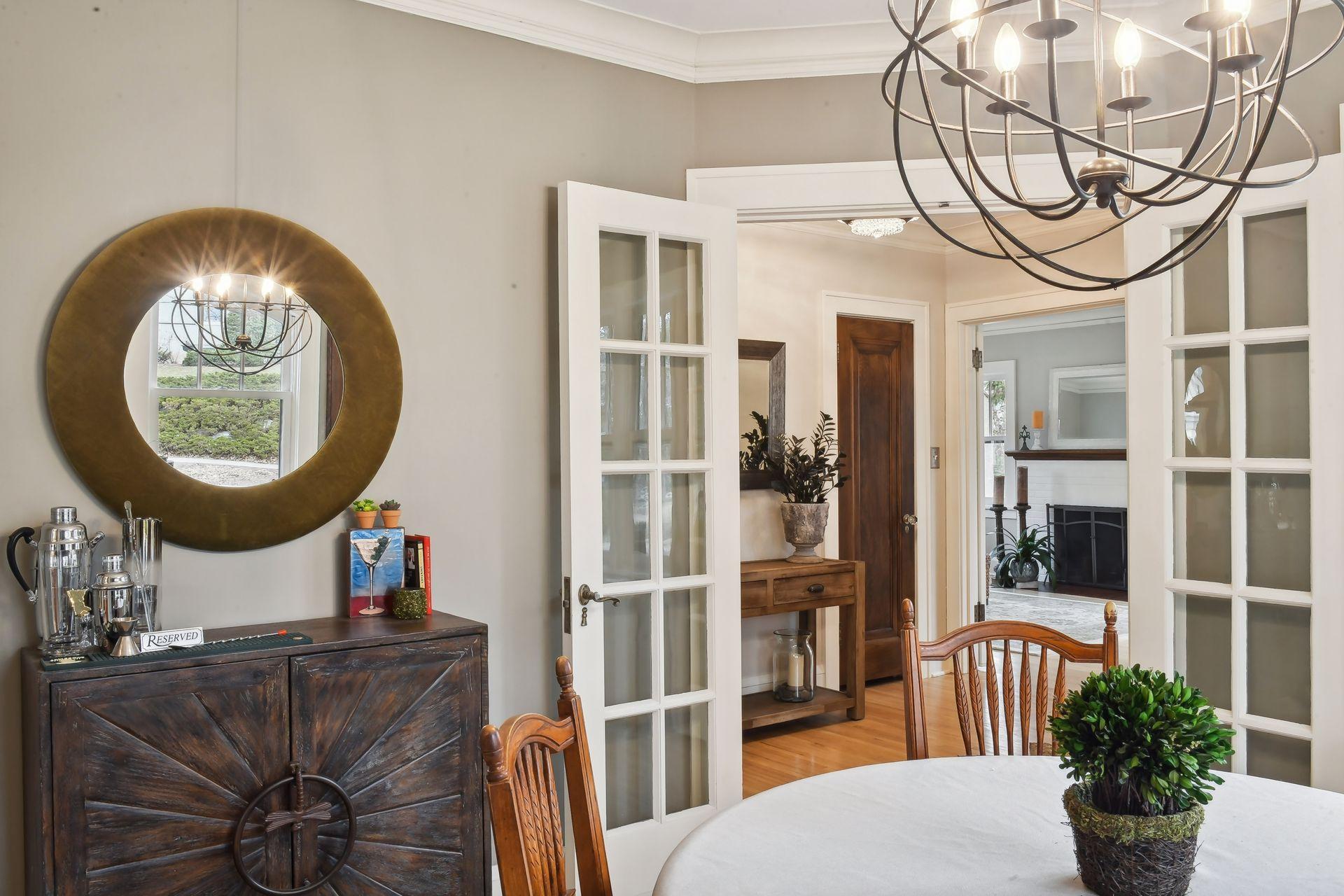221 Elmwood Place W