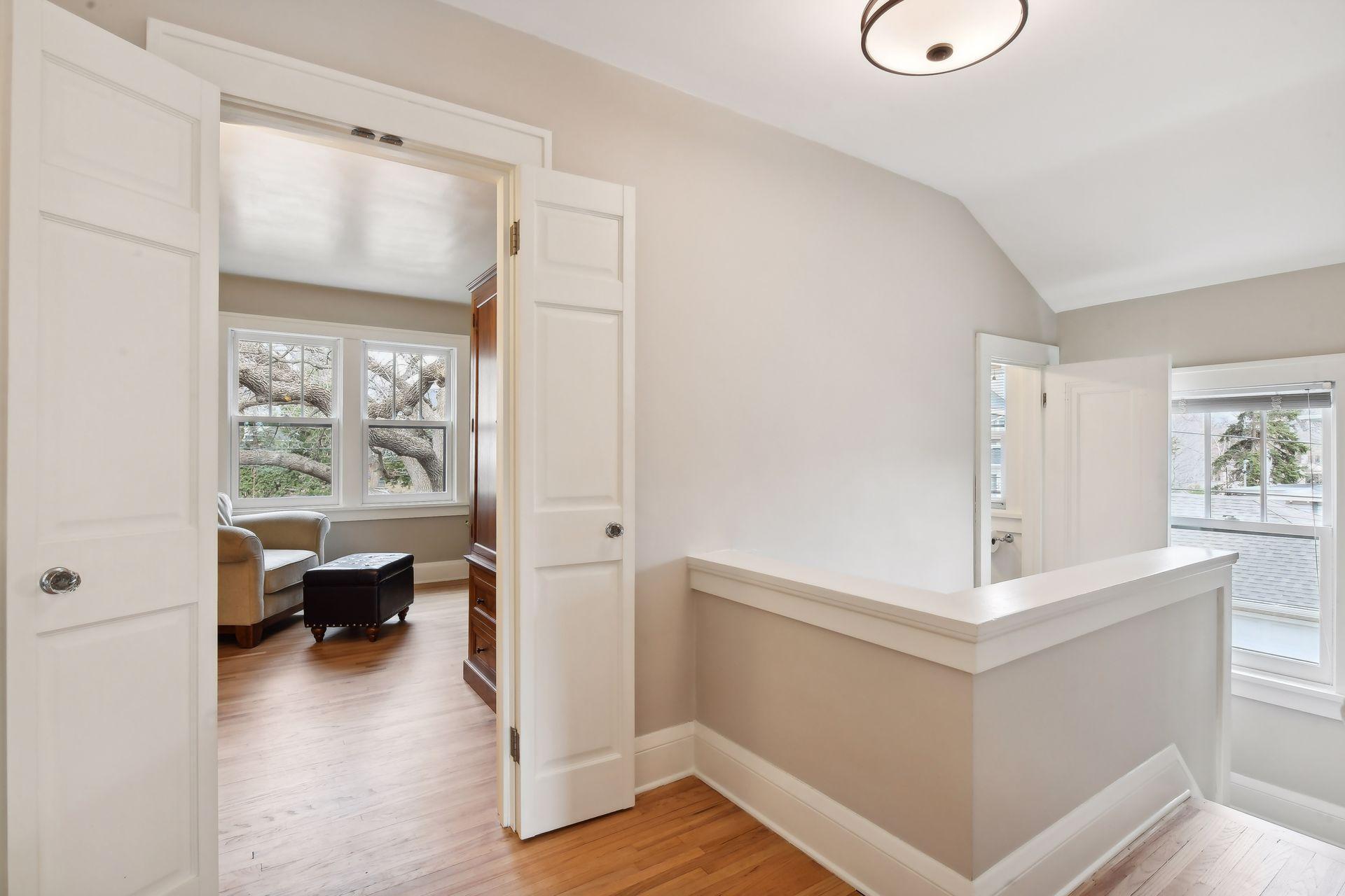 221 Elmwood Place W