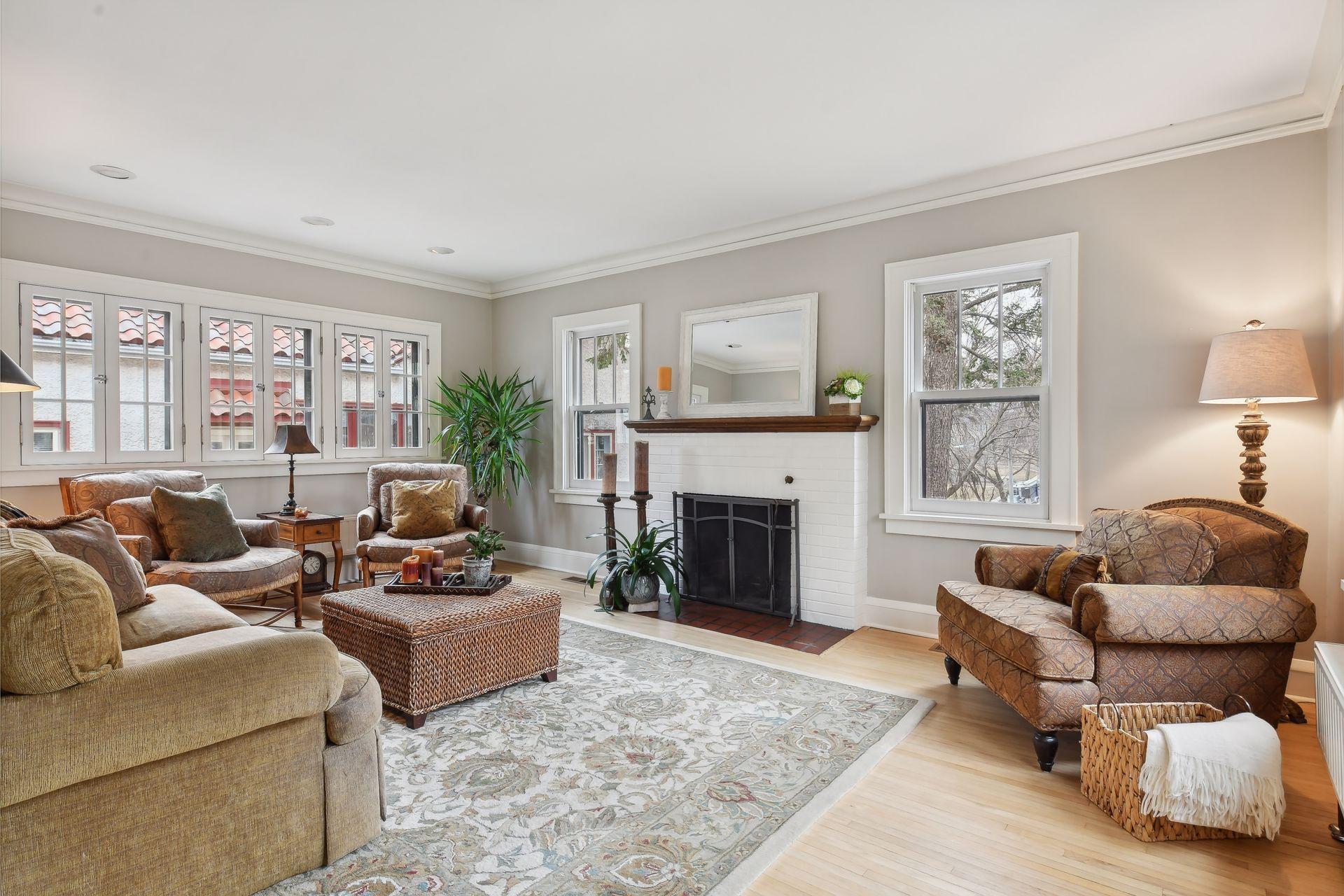 221 Elmwood Place W