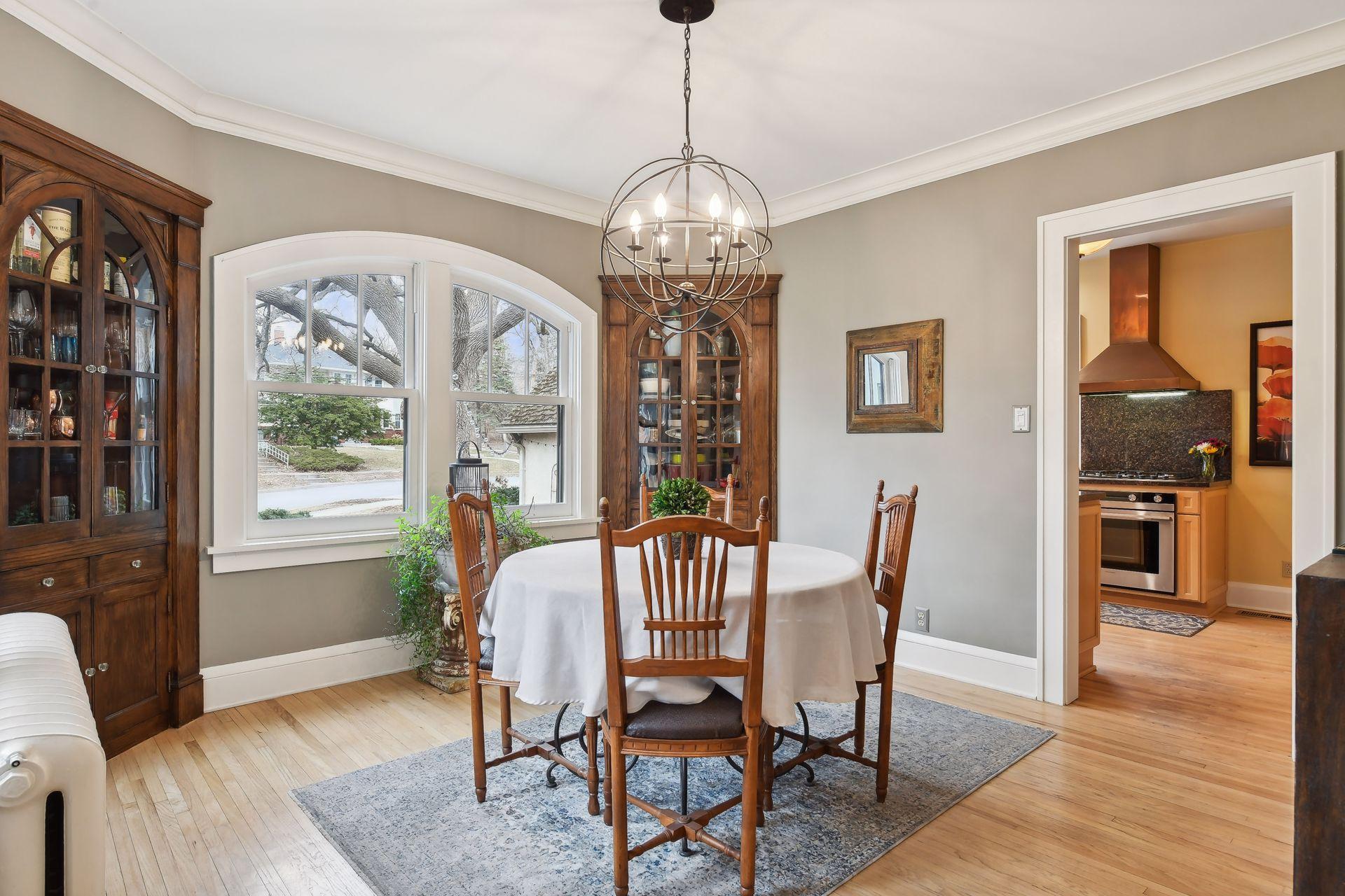 221 Elmwood Place W