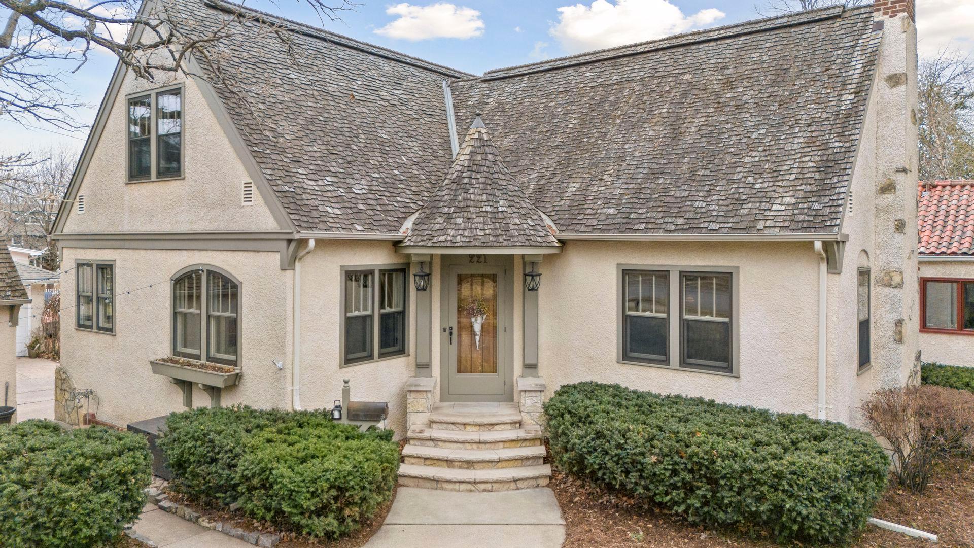221 Elmwood Place W
