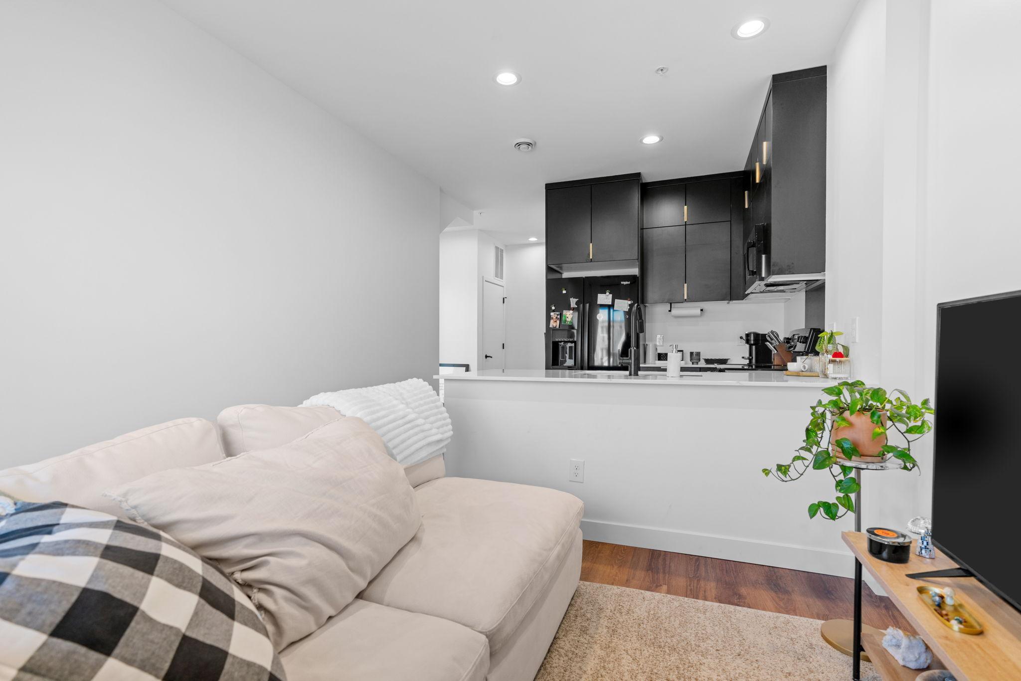 636 22nd Avenue NE Unit: 6