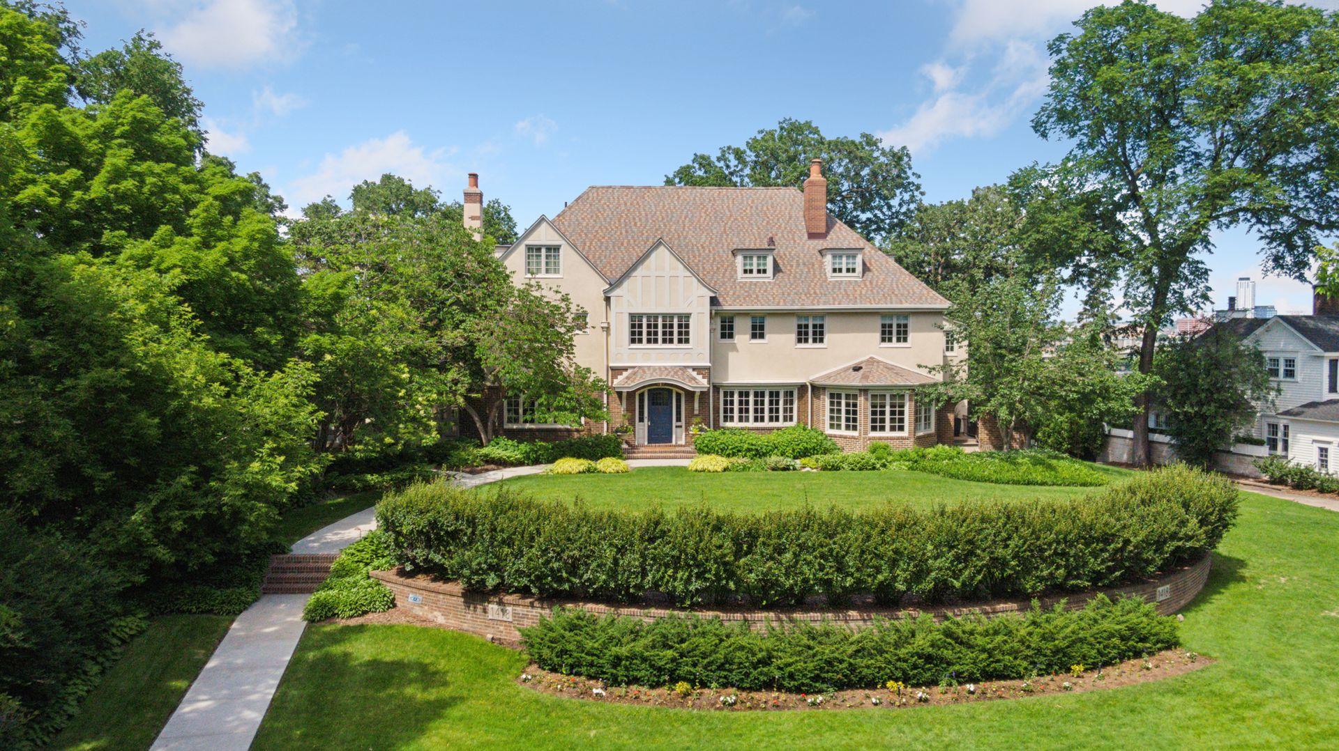 1418 Mount Curve Avenue