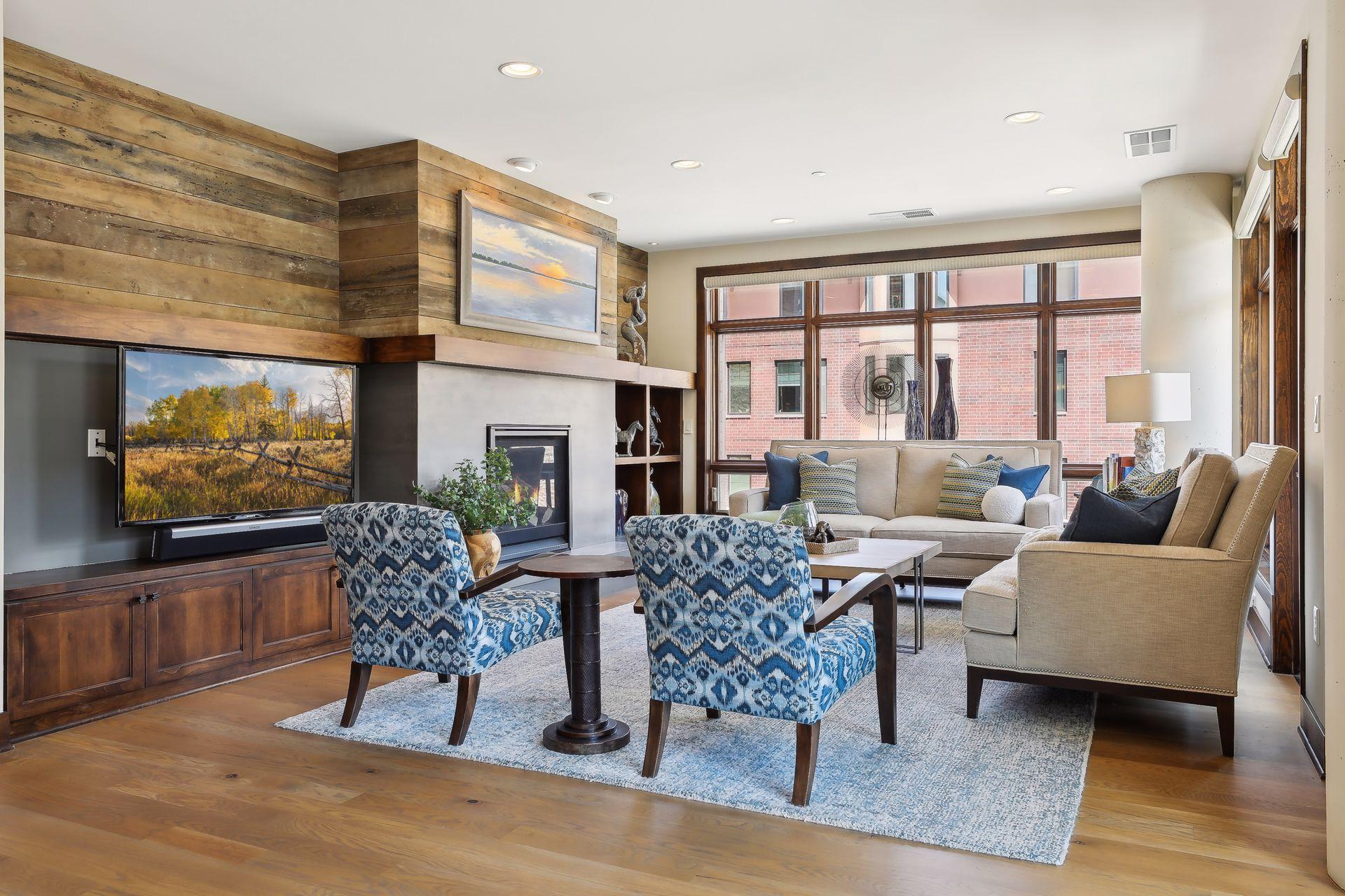 875 Lake Street N Unit: 220