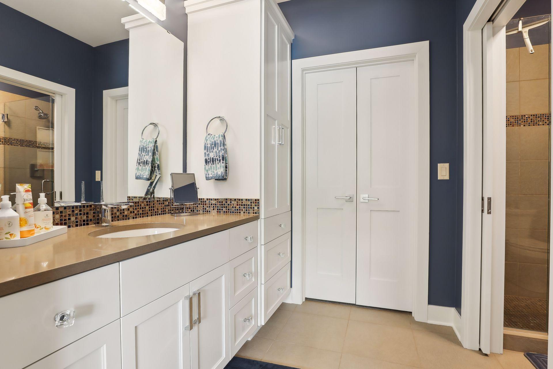 875 Lake Street N Unit: 220