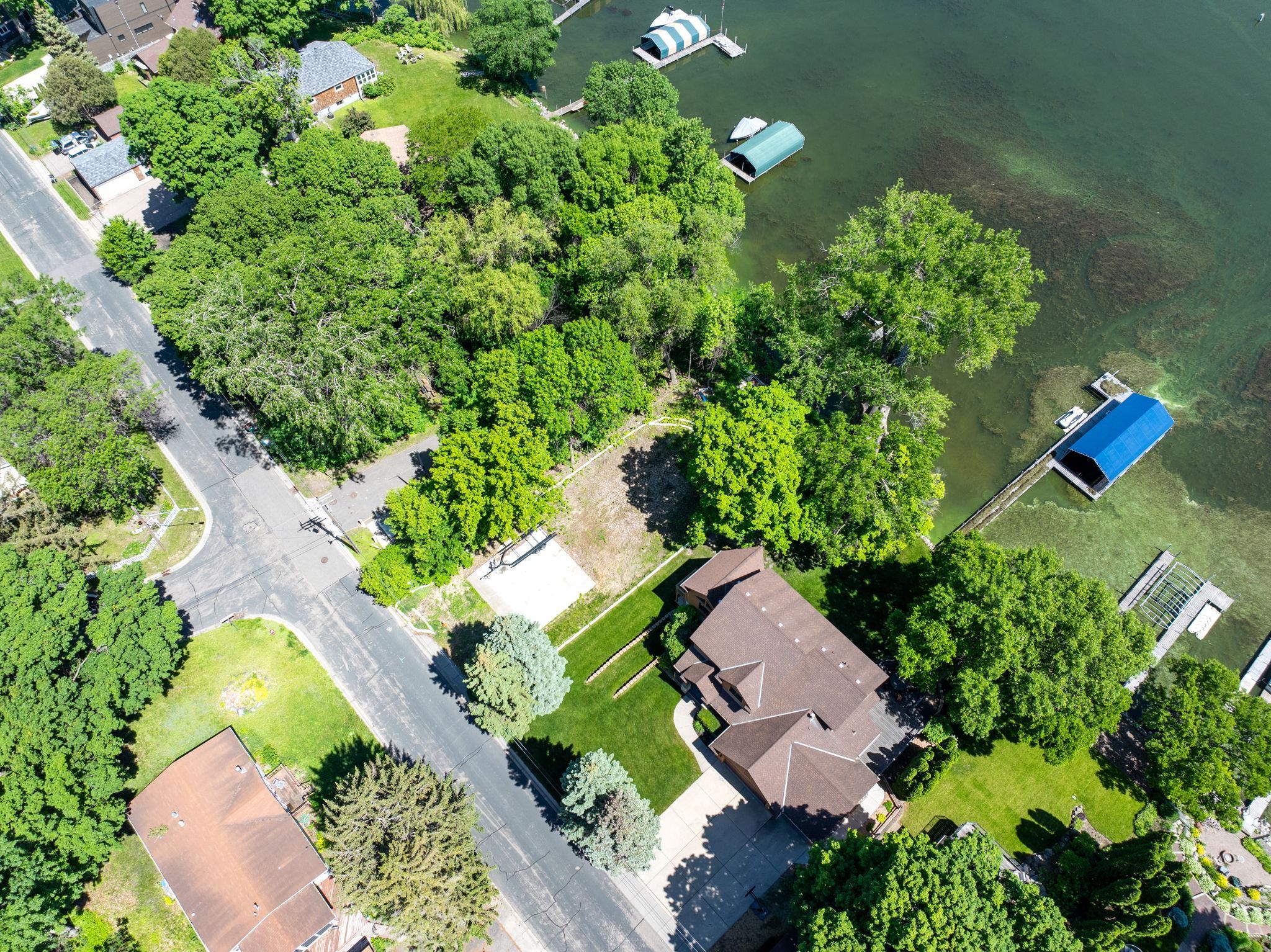 2006 Shorewood Ln