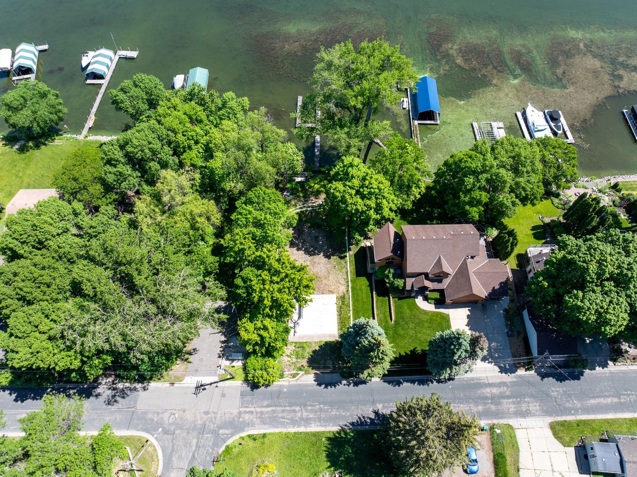 2006 Shorewood Ln