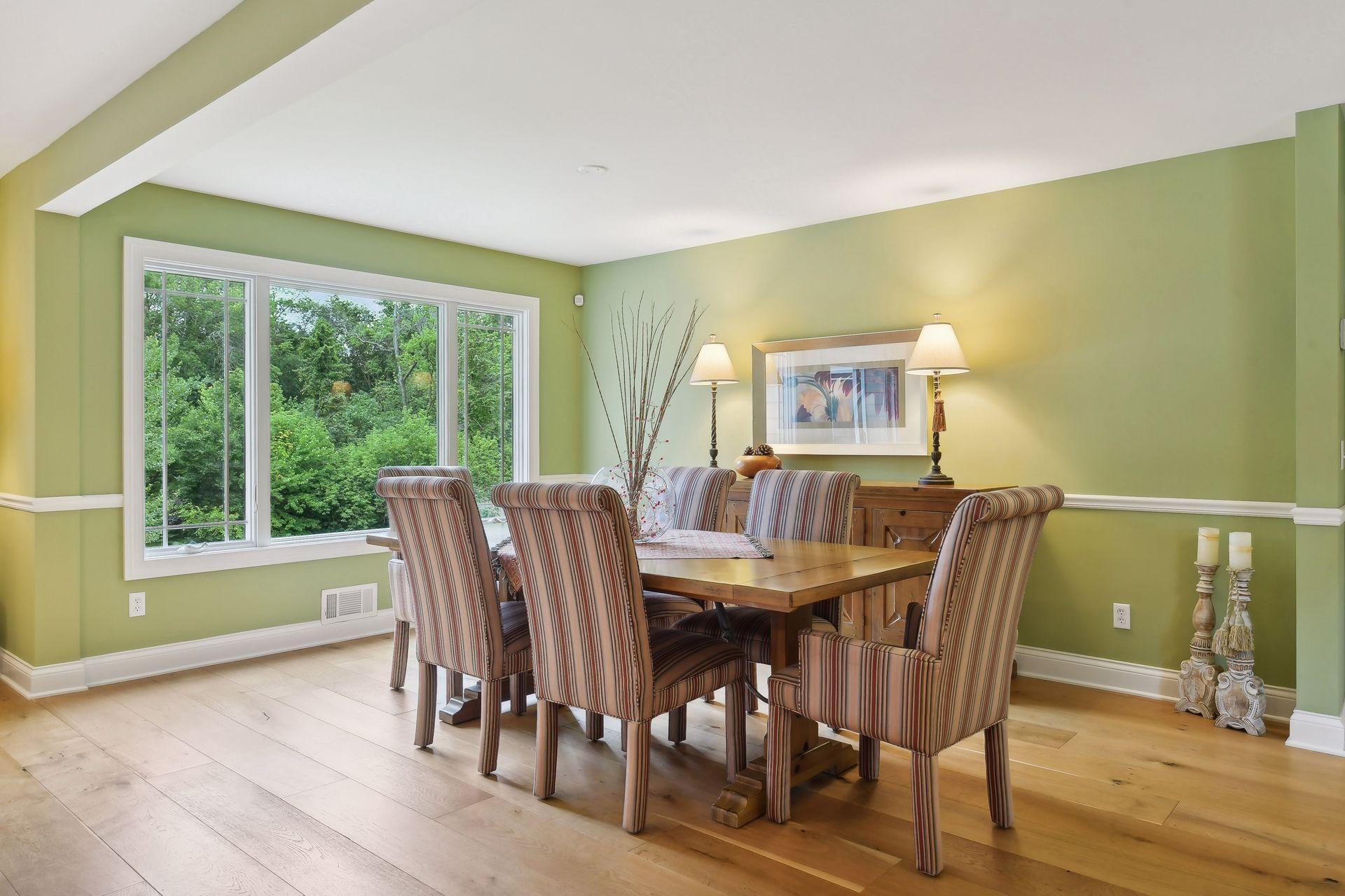 2630 Urbandale Lane N