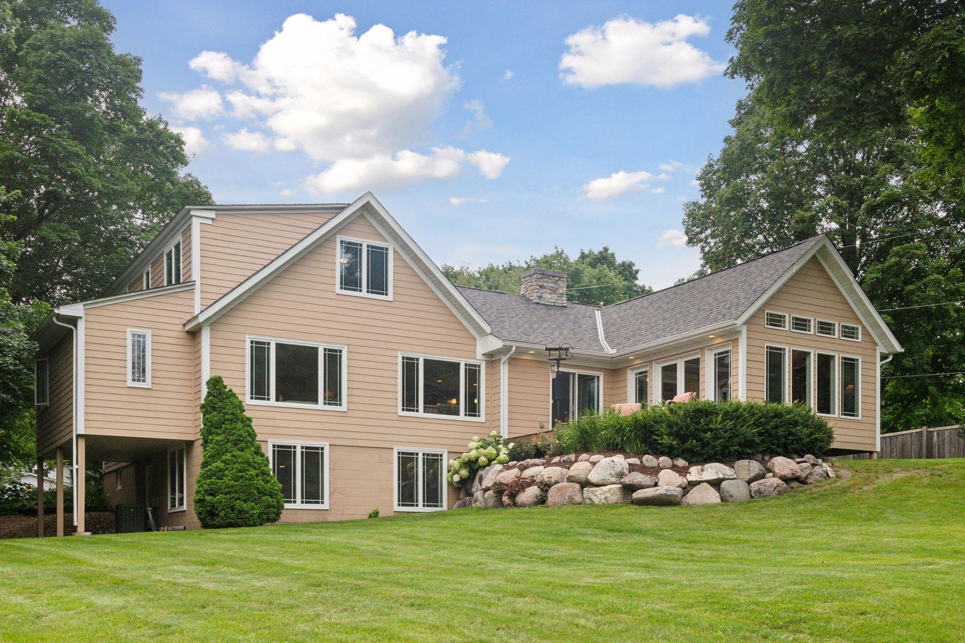 2630 Urbandale Lane N