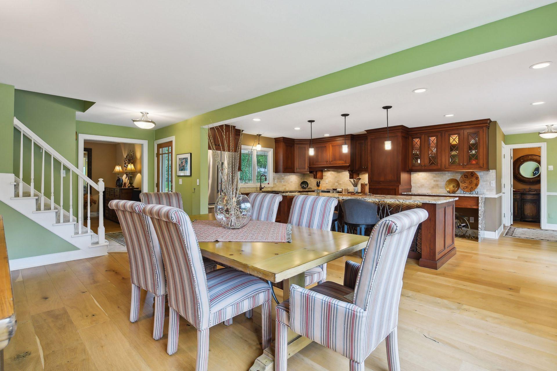 2630 Urbandale Lane N